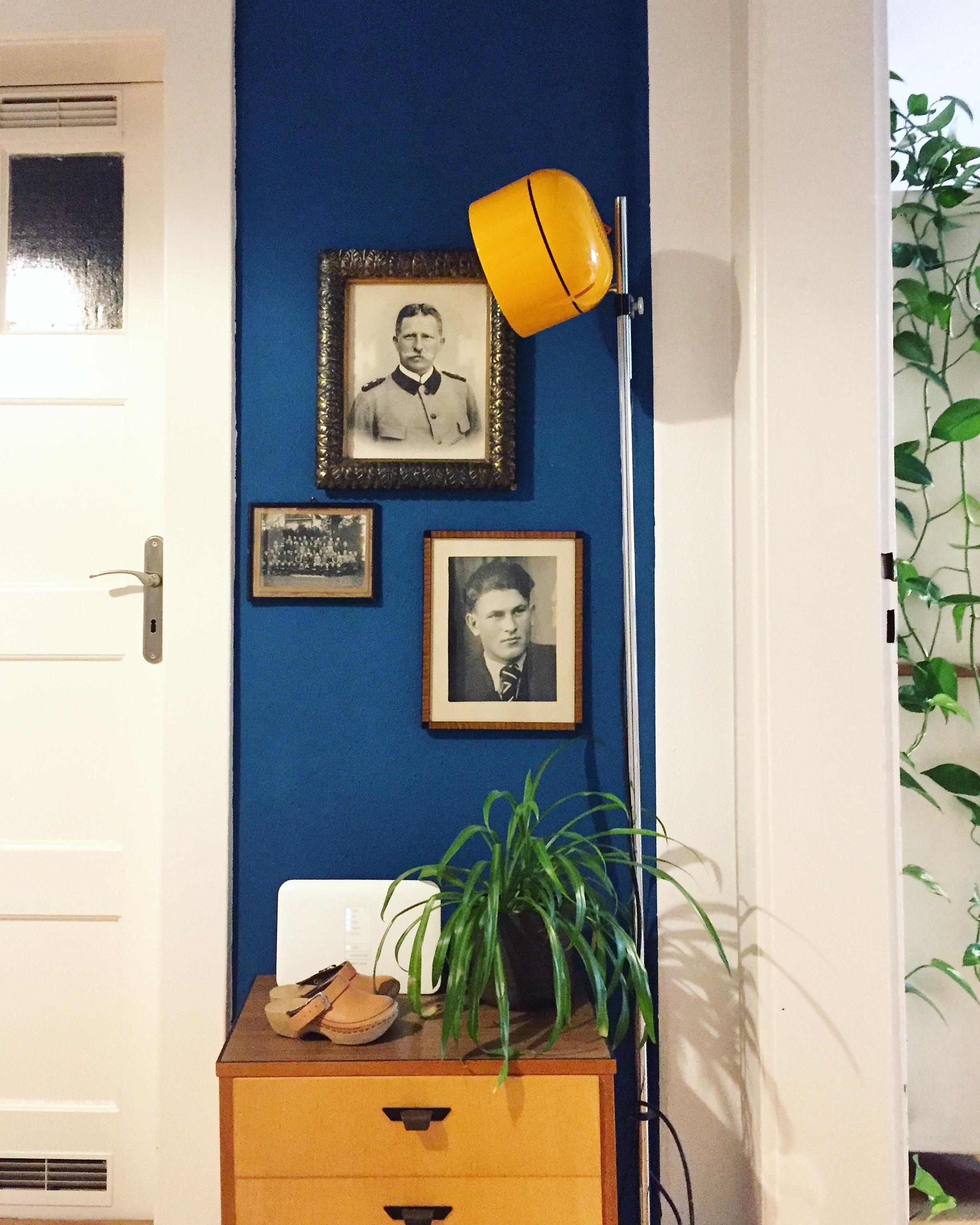 #erinnerungen #fotos #portraits #alt #vintage #retro #midcentury #lampe #blau #gelb