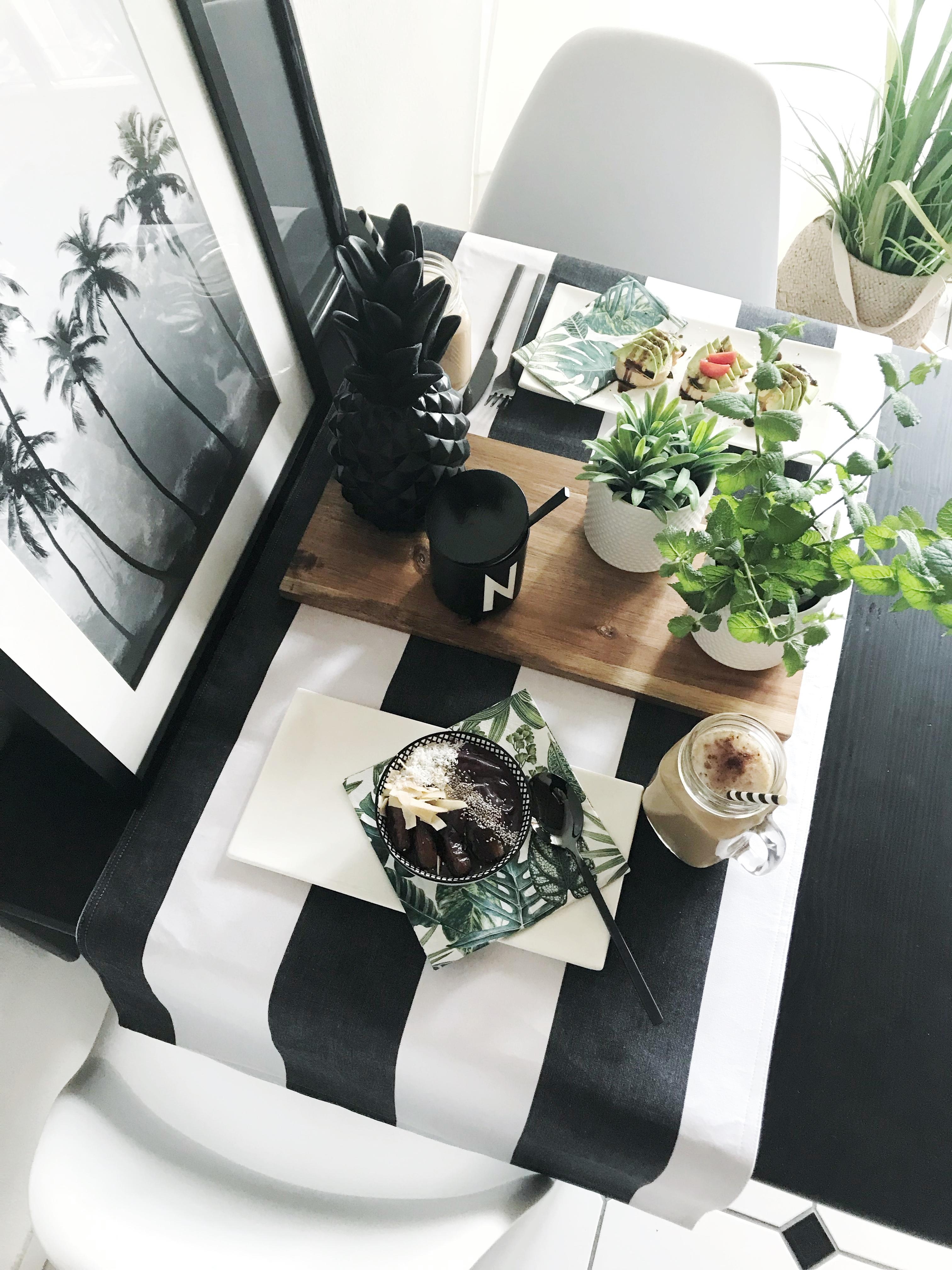 Erst mal ein schönes Sommerfrühstück! #küche #blackandwhite #interior #frühstück #essecke #schwarzweiss #palmen