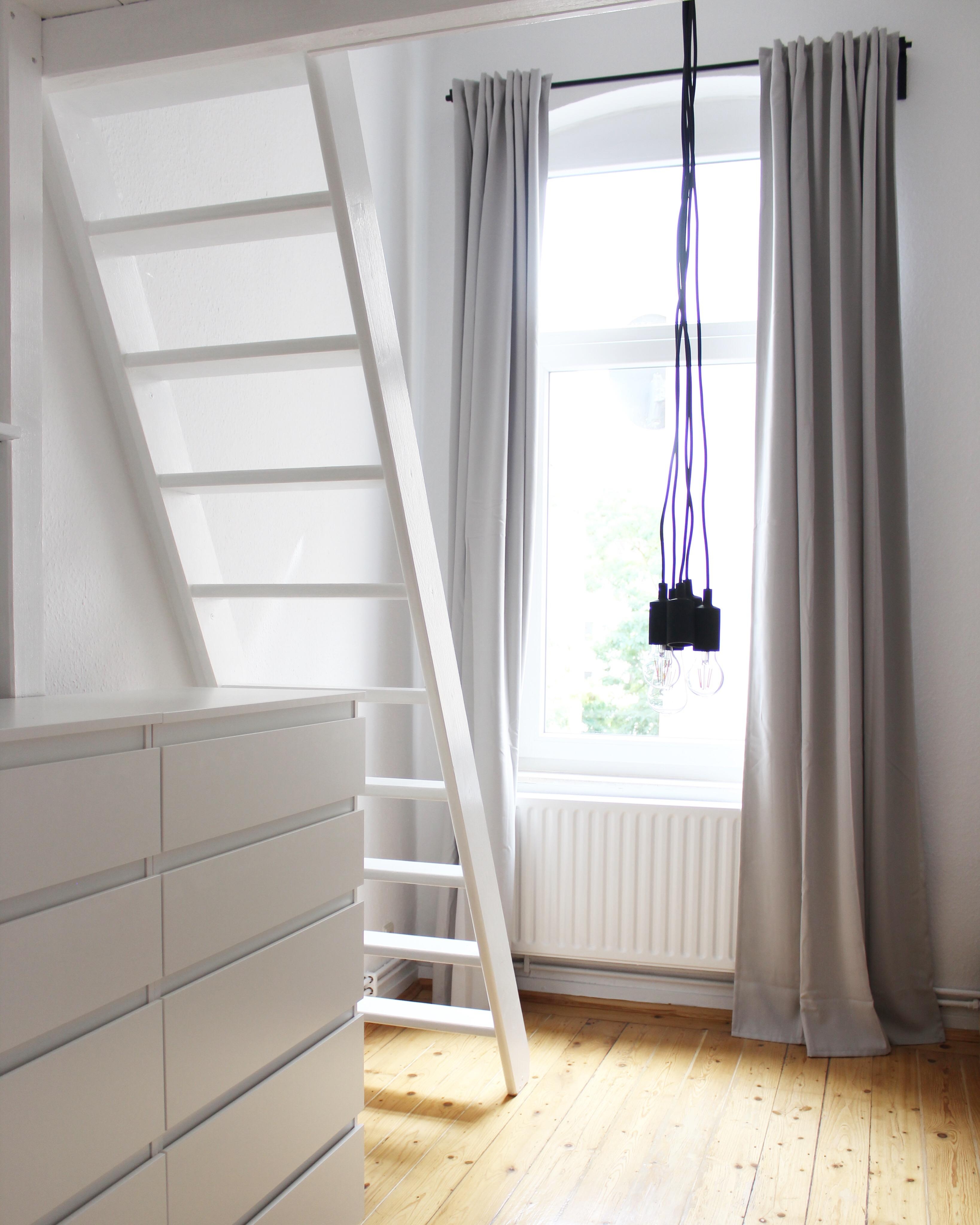 Erste Blicke in das noch unfertige Schlafzimmer - mit Hochbett! #schönerwohnen #altbauliebe #whiteliving #dielenboden 