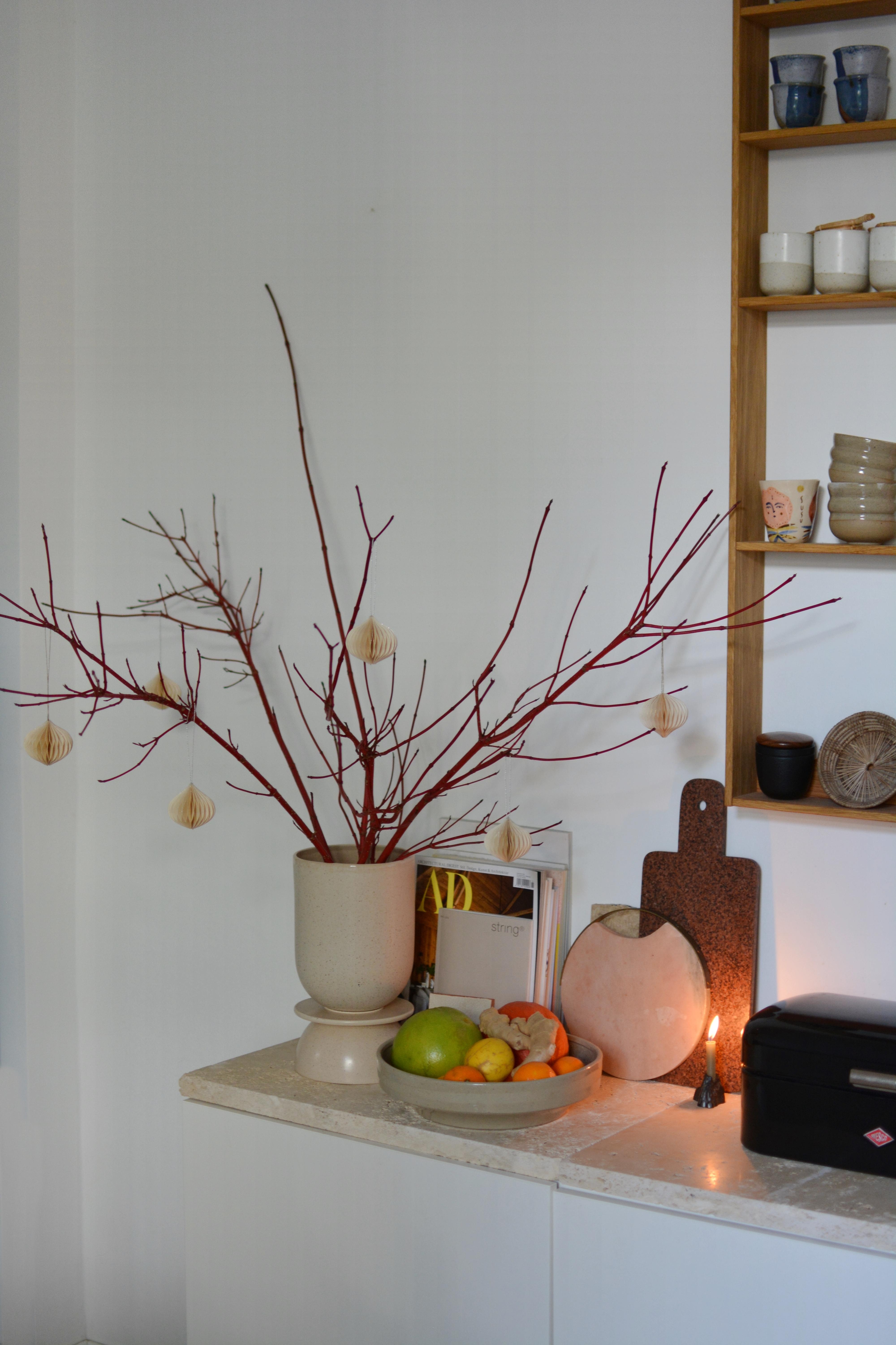 Erste Winterdeko in Form von roten Zweigen und ein paar Ornamenten ist auch schon eingezogen. ✨❄️

#küche #wandregal #winterdeko