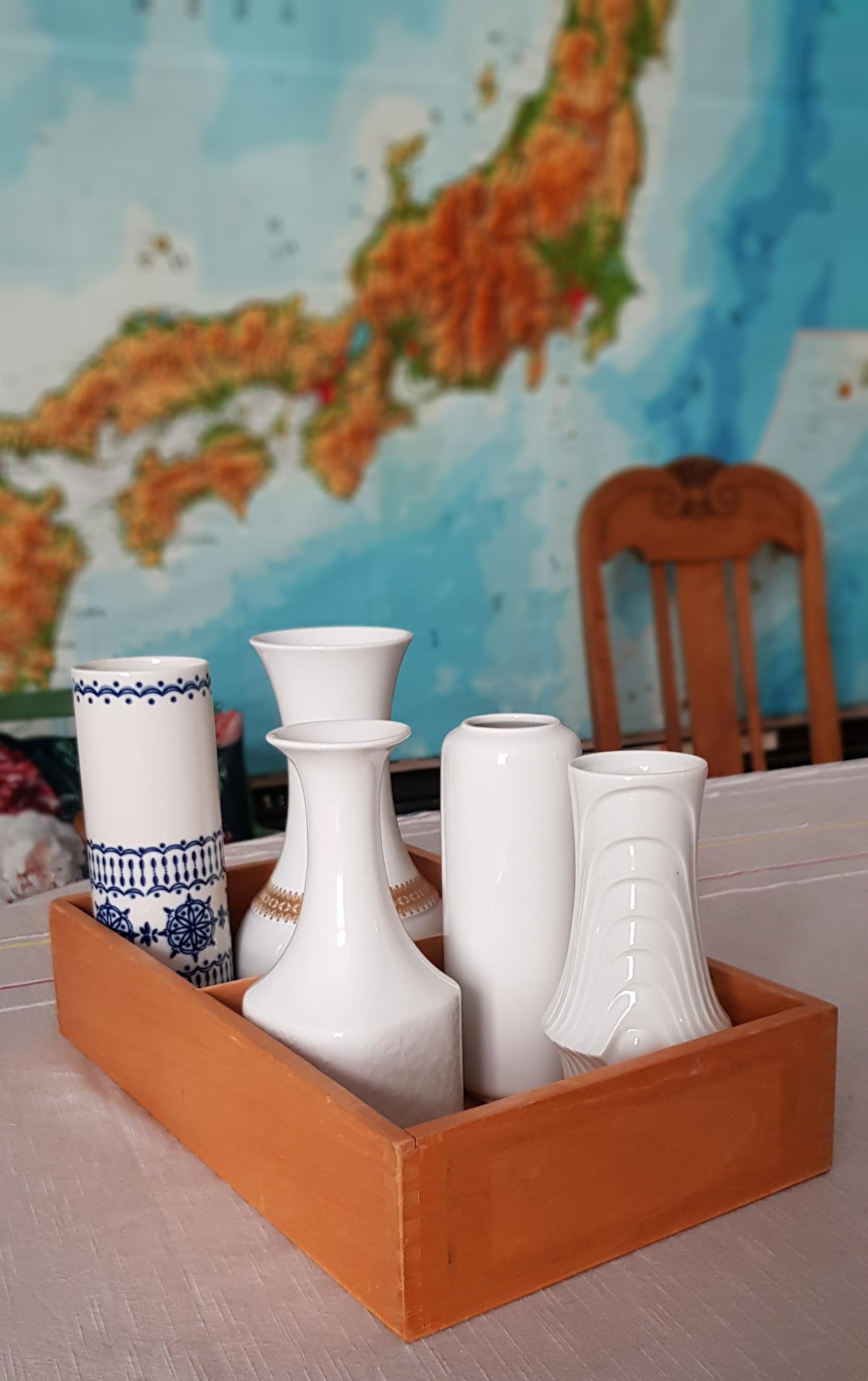 Erster Flohmarktbesuch in diesem Jahr. Schöne Vasen gefunden, Holzkasten gabs als Geschenk dazu #vasen #flohmarktfund