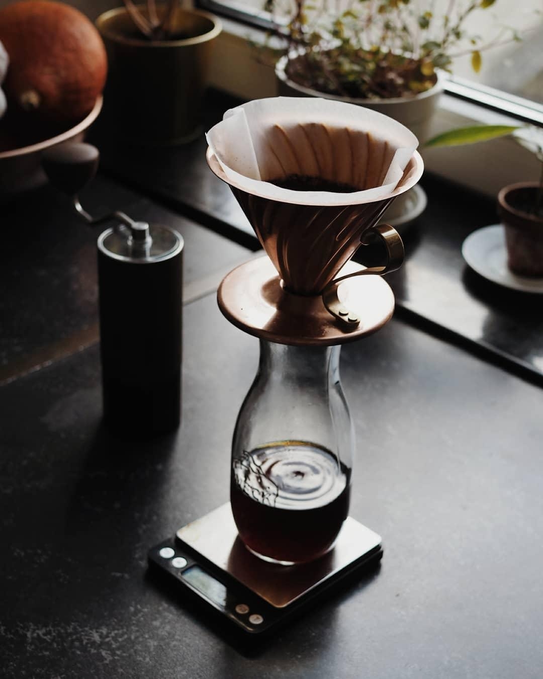 Erstmal einen frischen Kaffee. 

#coffee #kaffee #goodmorning #autumnvibes #kupfer #kitchen #details 