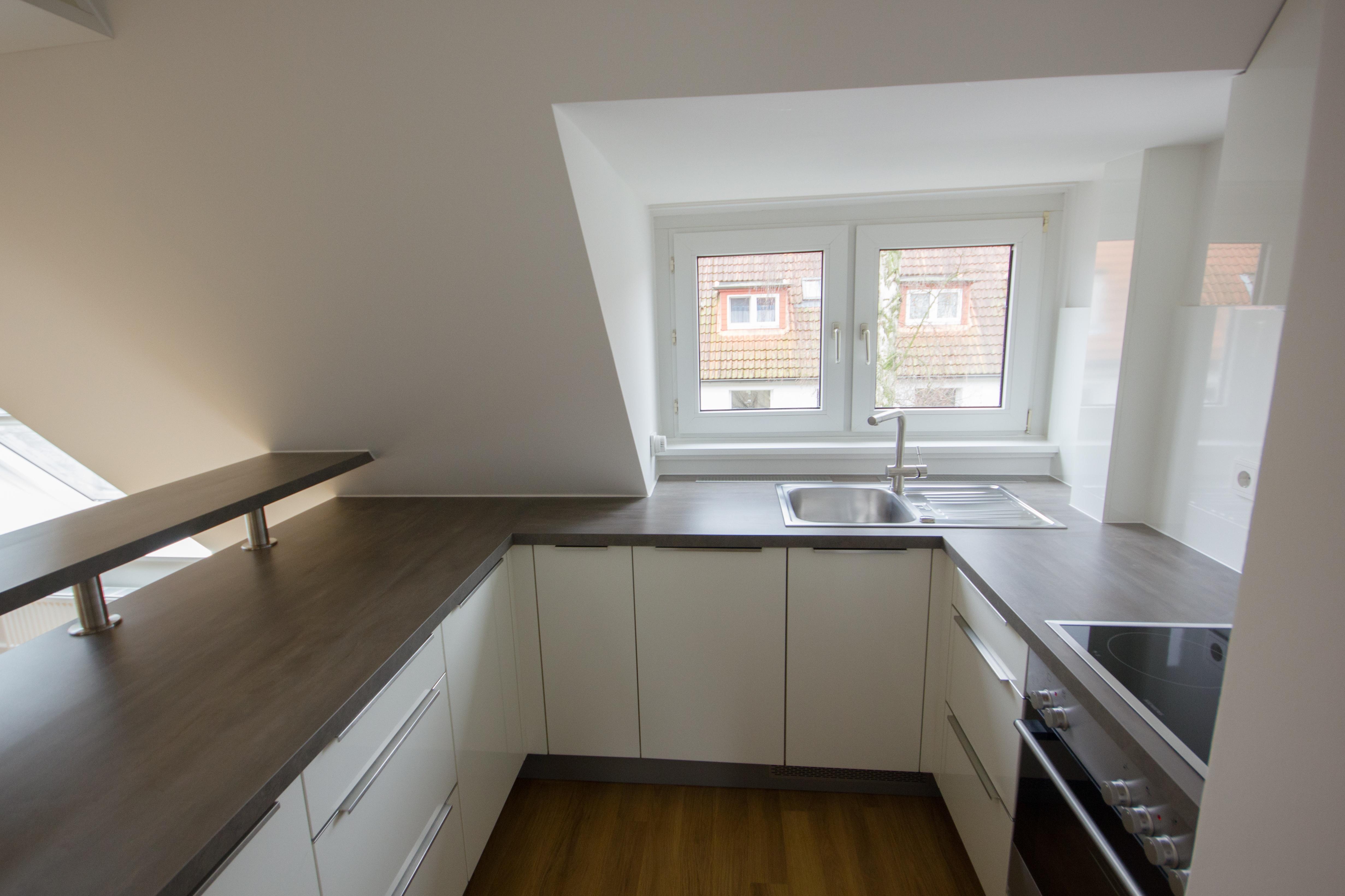 Erweiterung des Dachgeschosses #küche #offeneküche #u-formküche #grauearbeitsplatte ©Kai Lietzke