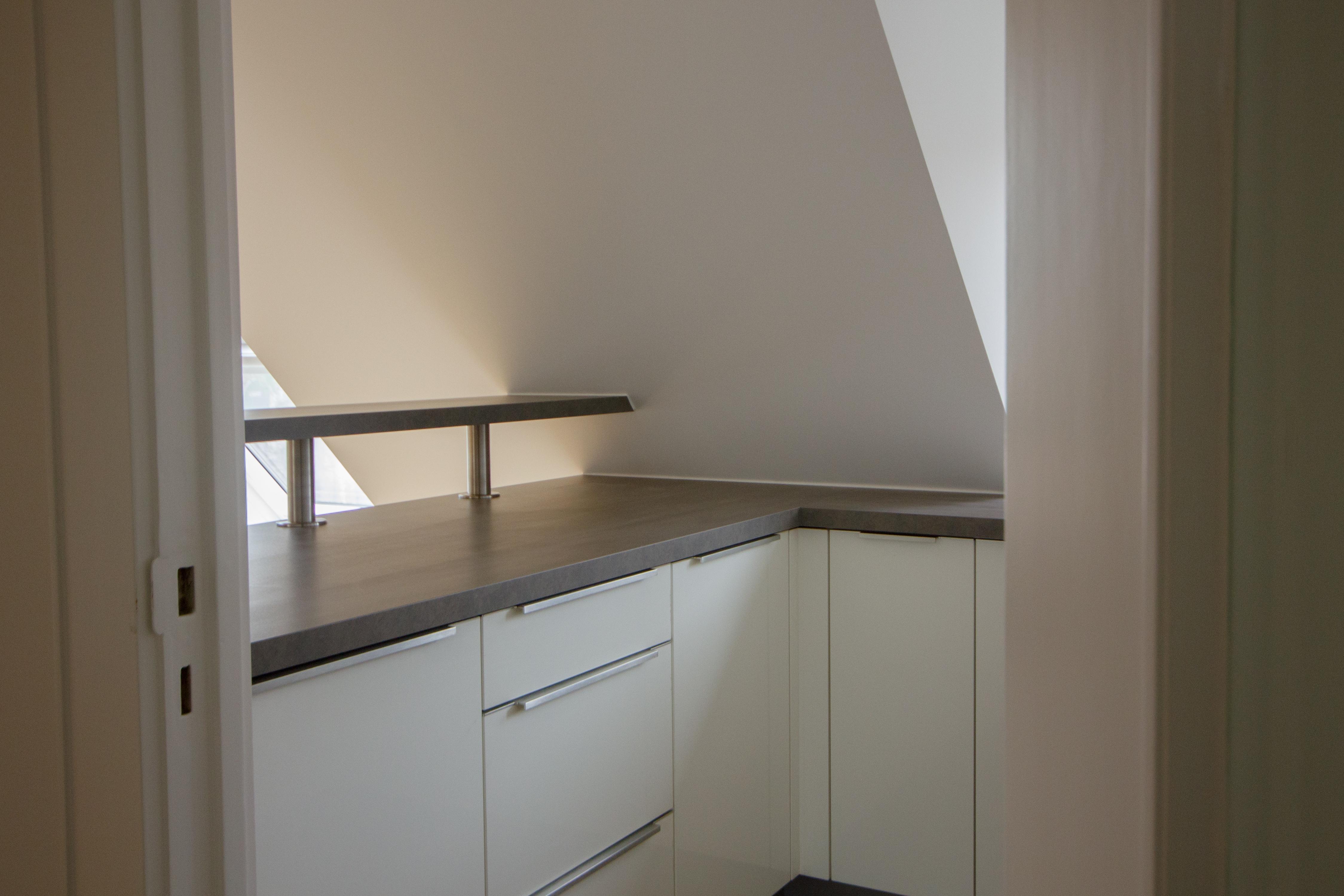 Erweiterung des Dachgeschosses #küche #weißeküche #offeneküche #grauearbeitsplatte ©Kai Lietzke