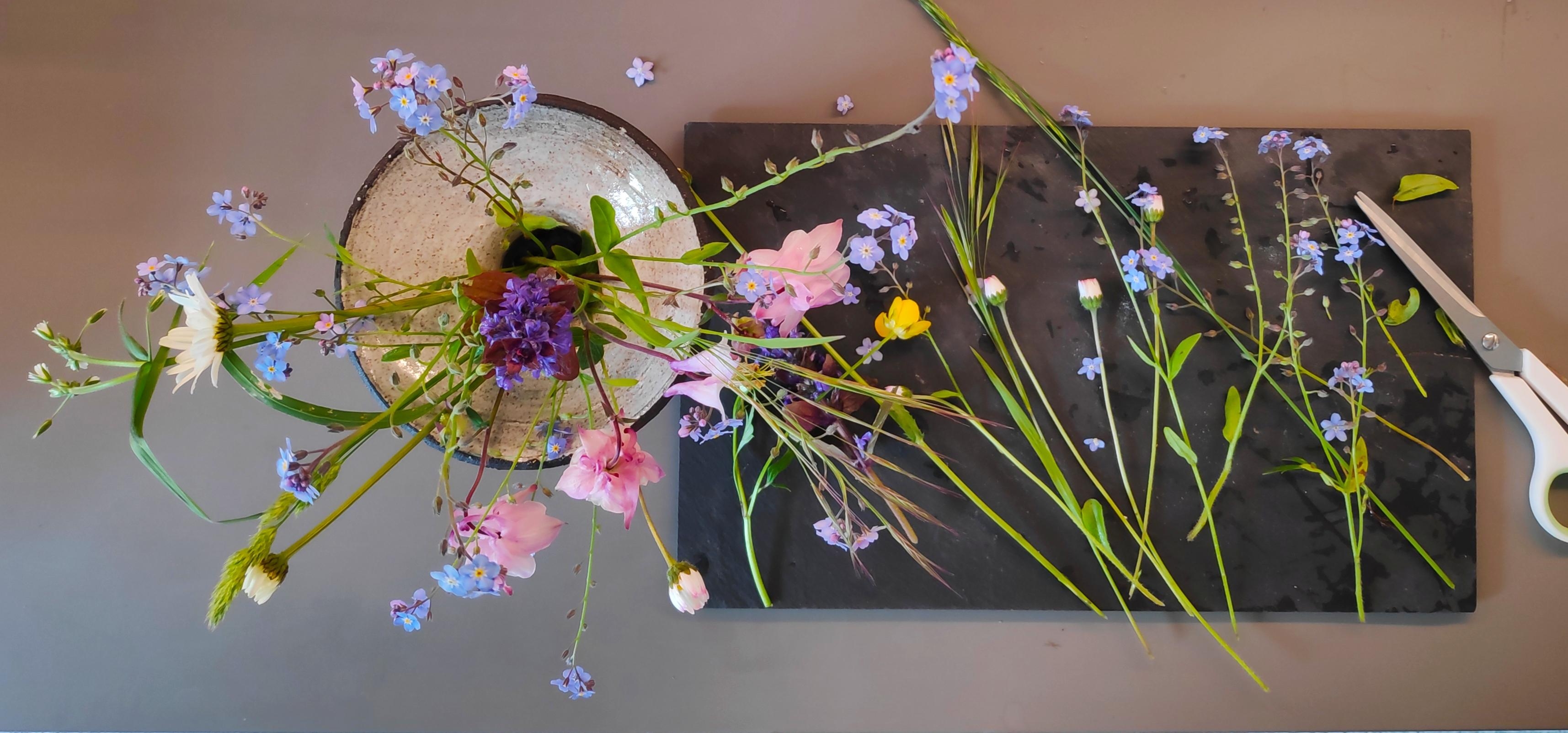.Es gibt Dinge, denen ich nicht widerstehen kann. Ich hoffe, unsere Gartenwiese verzeiht es mir...
#Blumen #Strauß #Vase