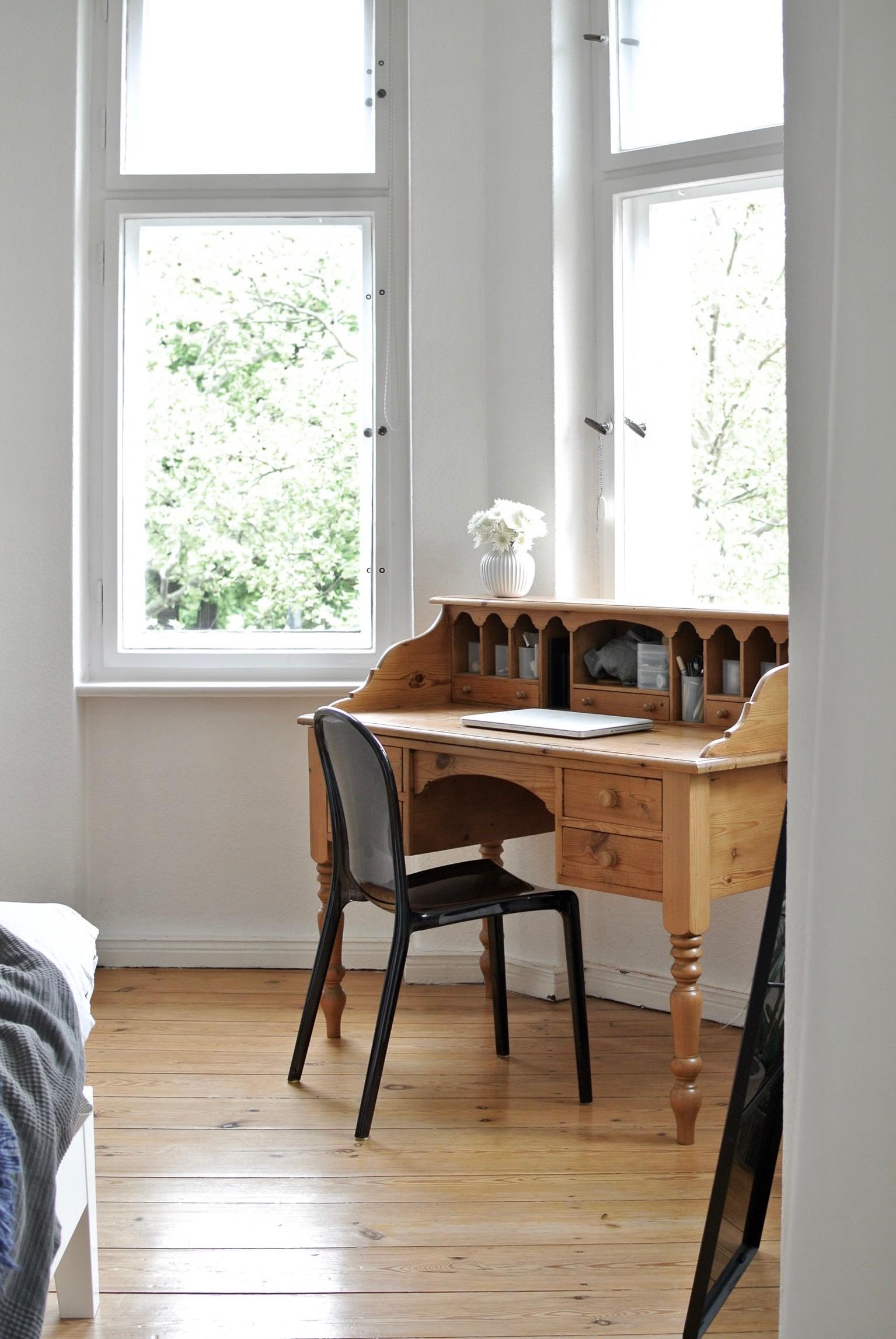 es gibt einen neuen Platz für unseren #Schreibtisch im #Erker :) 
#Altbauwohnung #Schlafzimmer