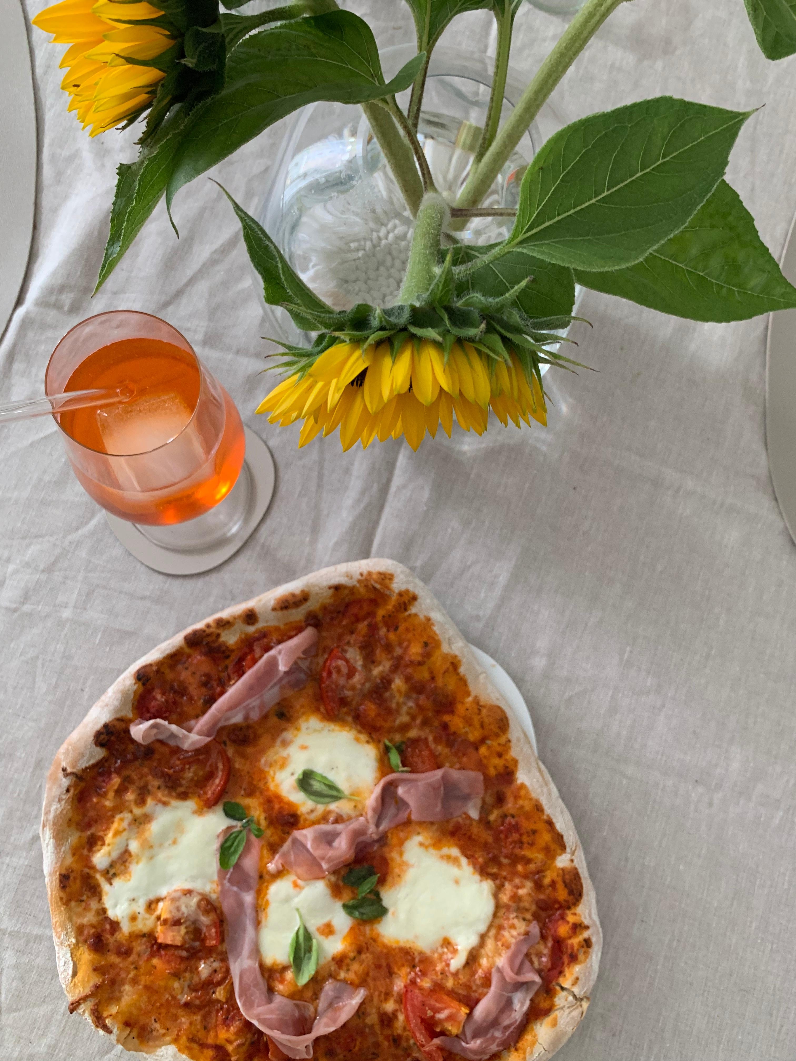 Es gibt nichts besseres als selbstgemachte Pizza & aperol 🧡 
#pizza #buffala #selfmade #aperolspritz #home #sunflowers 
