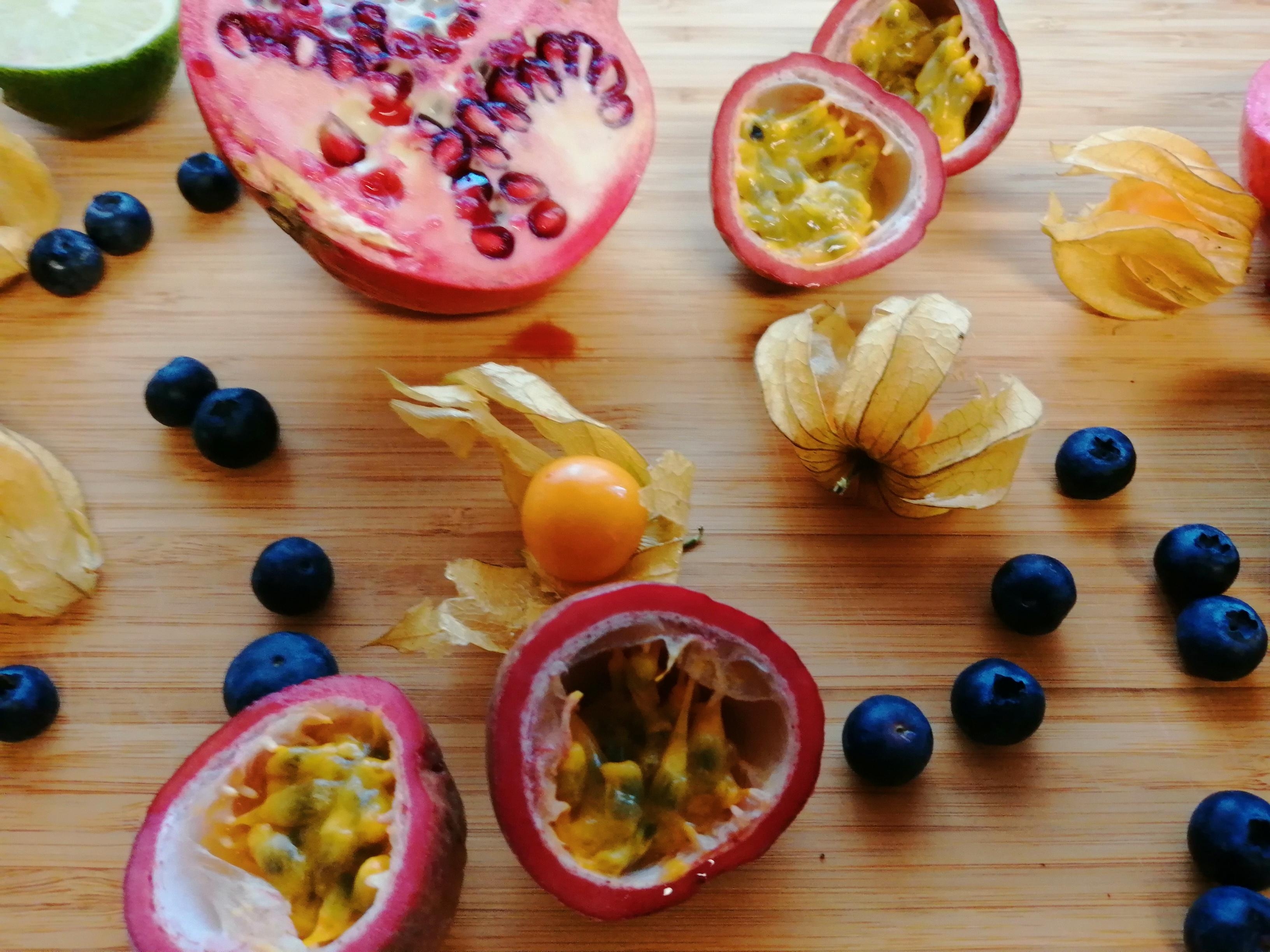Es gibt nichts leckereres als exotische Früchte.
#physalis #granatapfel #heidelbeeren #limetten