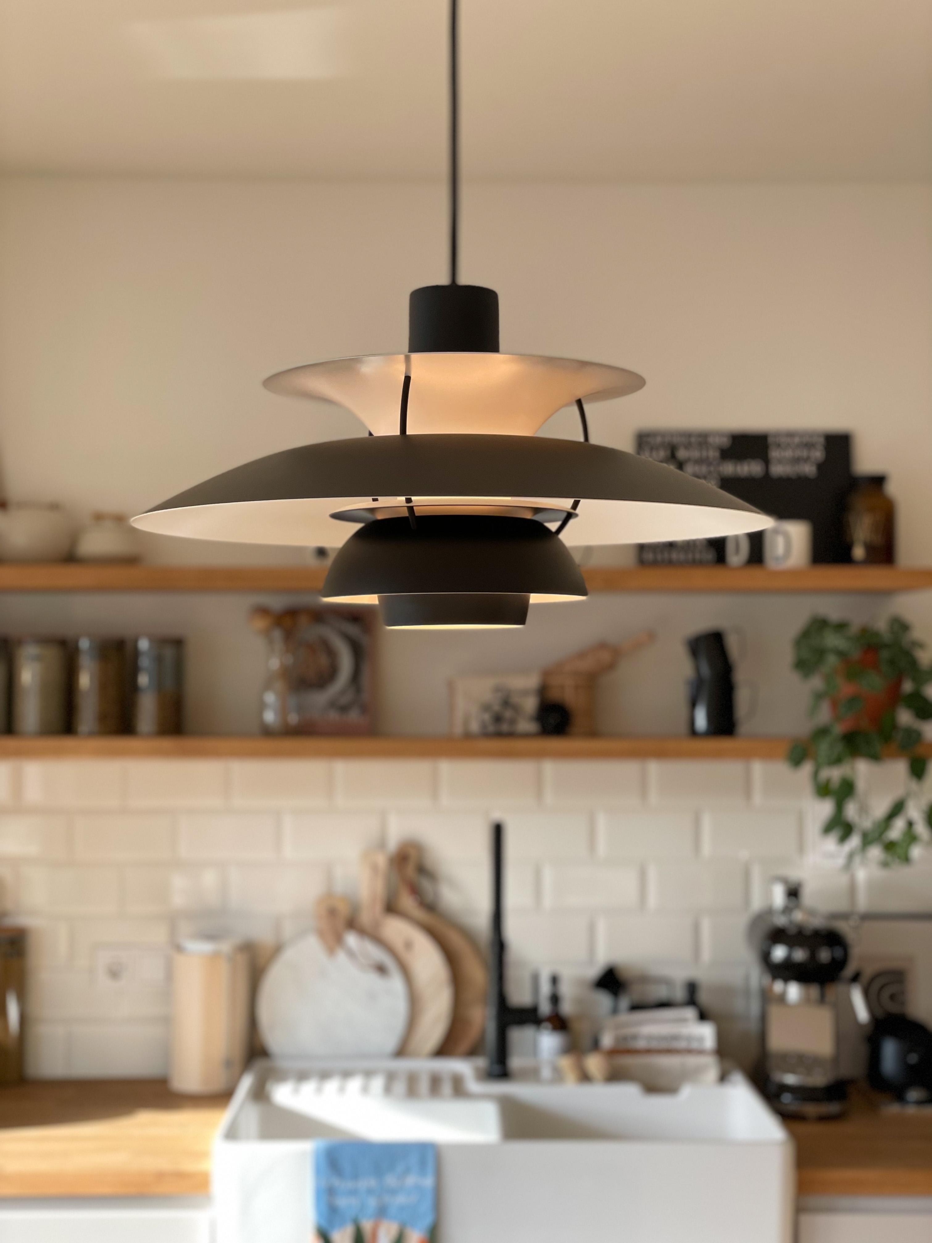 Es ist eine neue Lampe für die Küche eingezogen. 🖤 #couchstyle #louispoulsen #lampeninspo #küchenlampe #kücheninspo