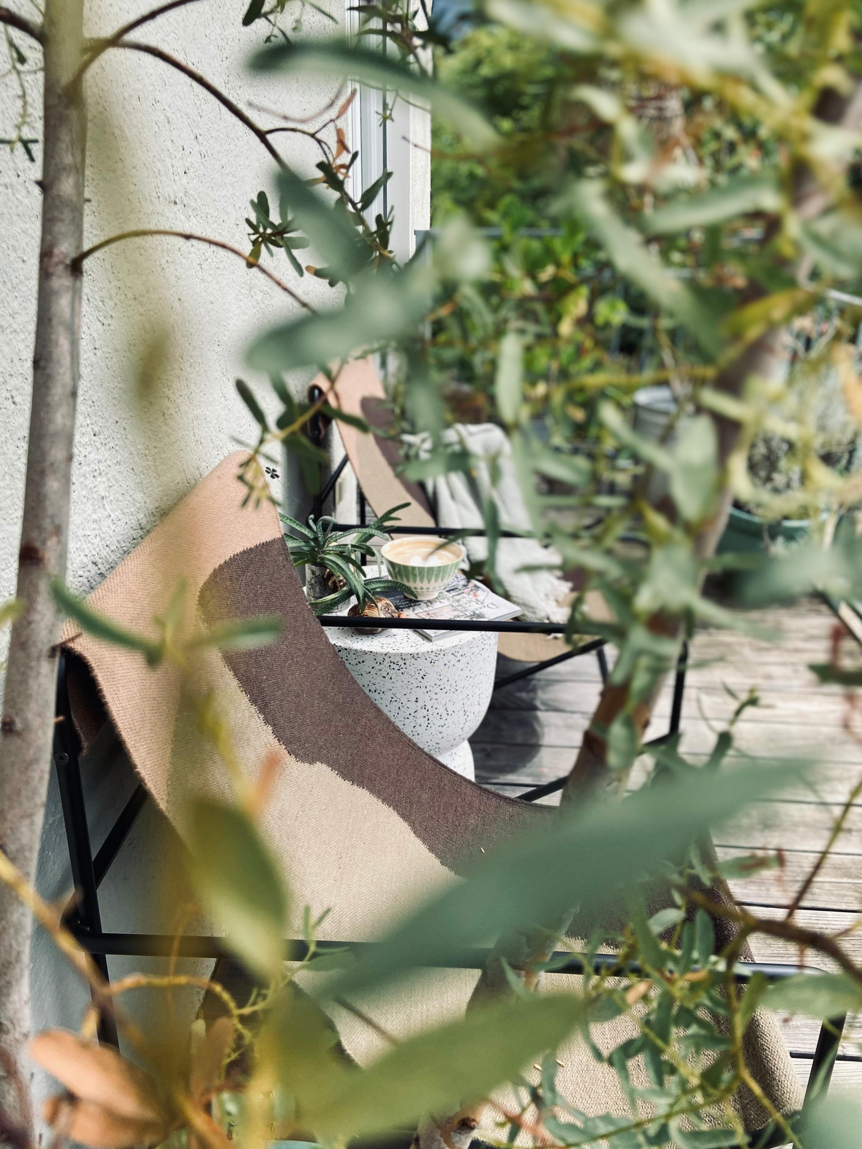 Es ist endlich Zeit, länger als eine ‚Kaffeepause‘  auf dem #balkon oder #outdoor im Garten zu verweilen :)

#terrasse #balkonmöbel #fermliving #moderncountry #scandi