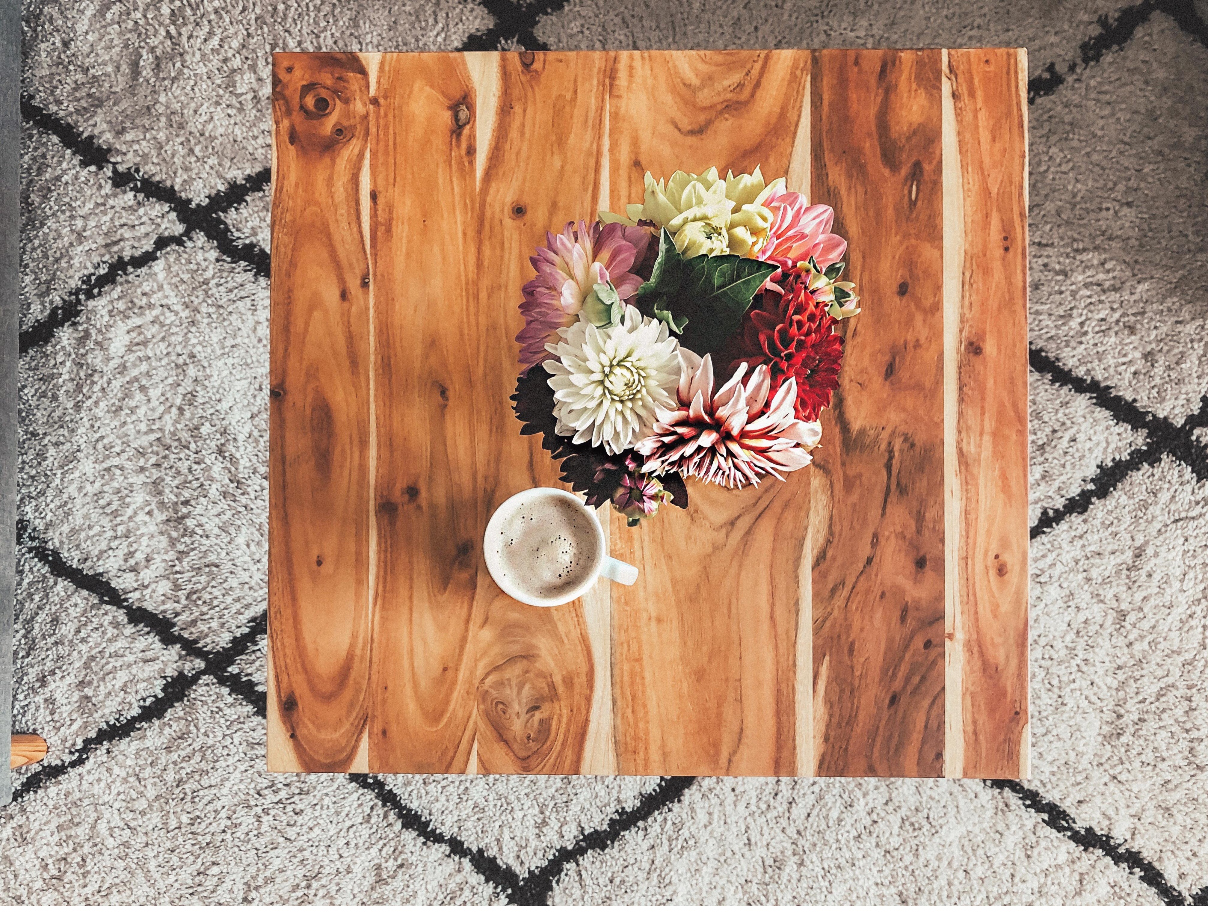 Es ist wieder Zeit für den #tableontuesday 😊 #table #coffeelover #freshflowers #flowers #livingroom #interior #holz 