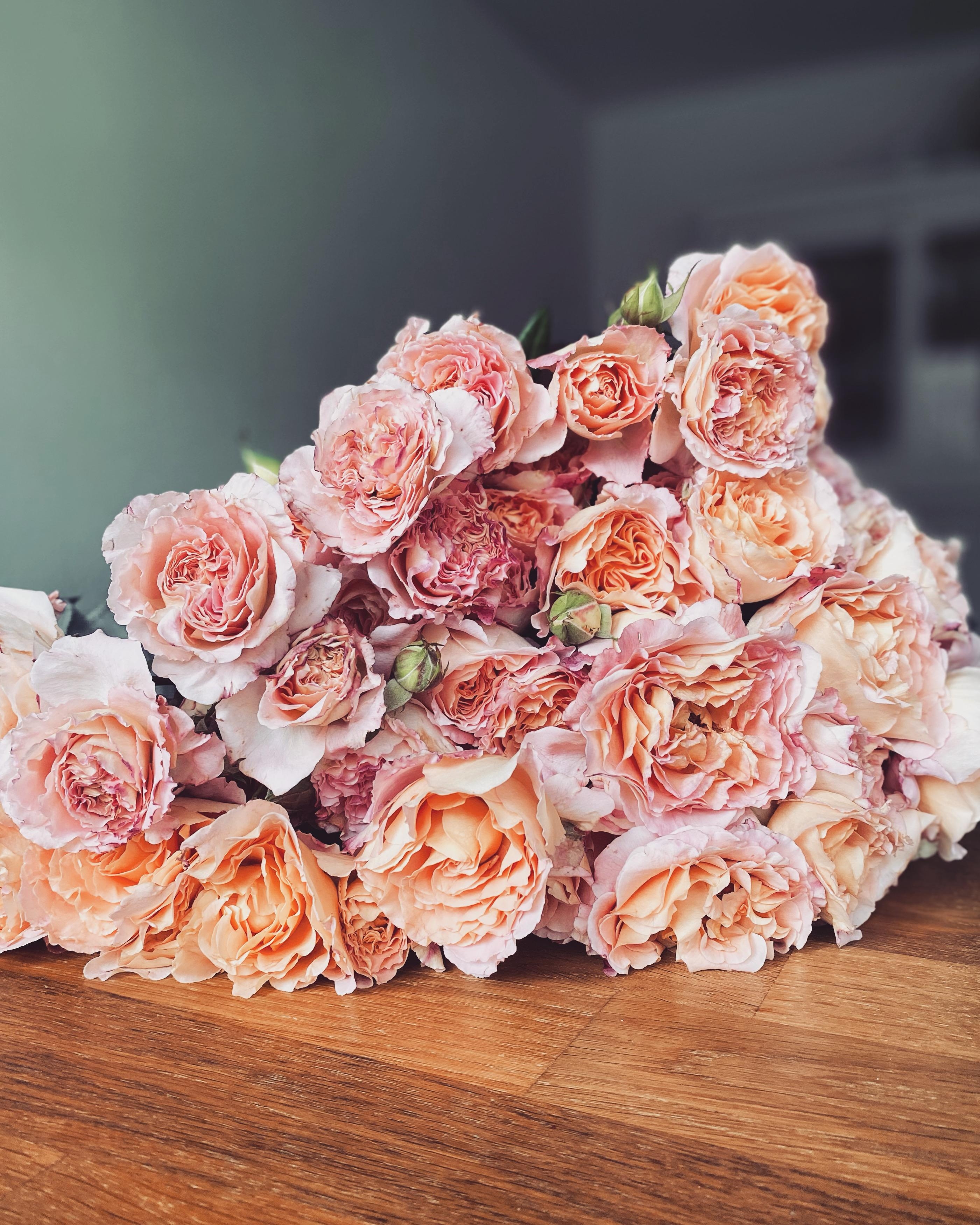 Es sind die kleinen Dinge, die glücklich machen 🤍 #blumenliebe #freshflowers #rosen #couchstyle 