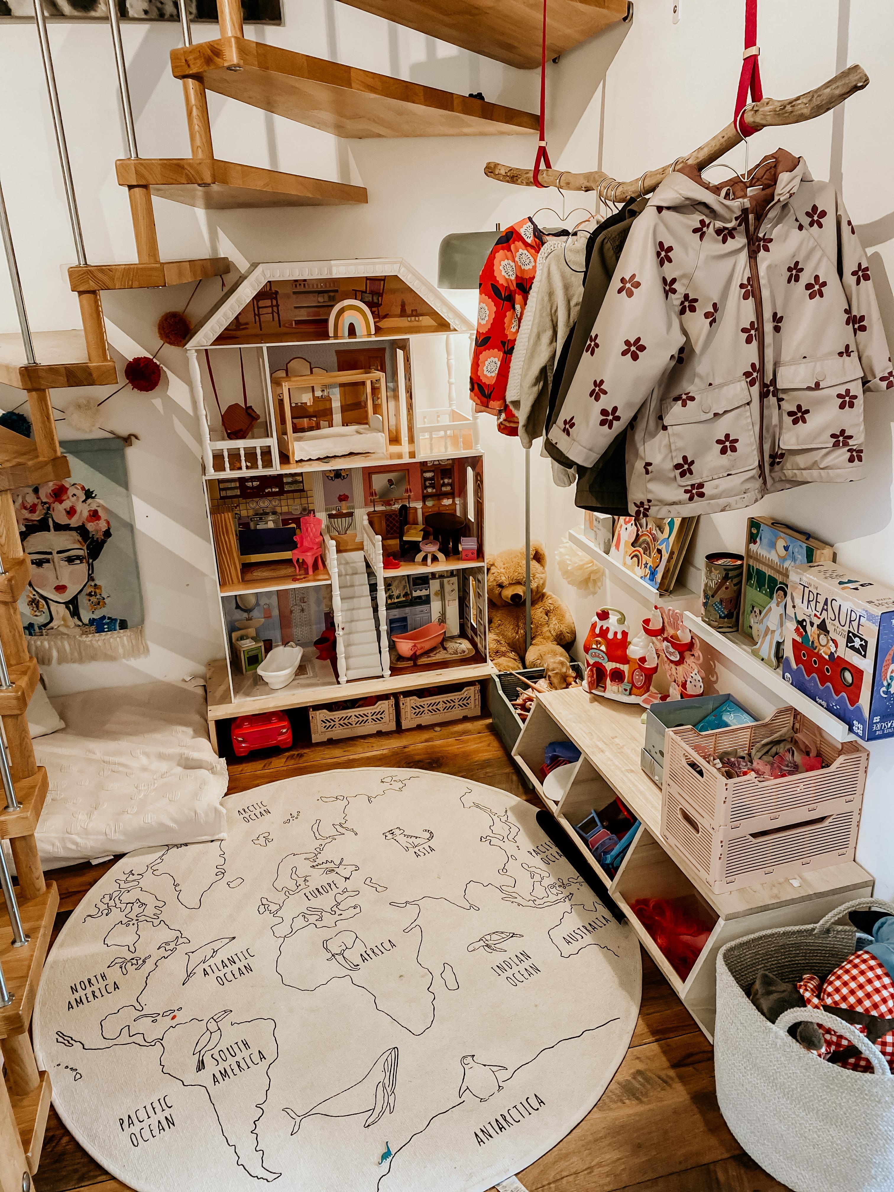 Es wäre sooo schön, wenn alle Spielsachen in dieser Ecke bleiben würden! #spielecke #barbiehaus #garderobe 