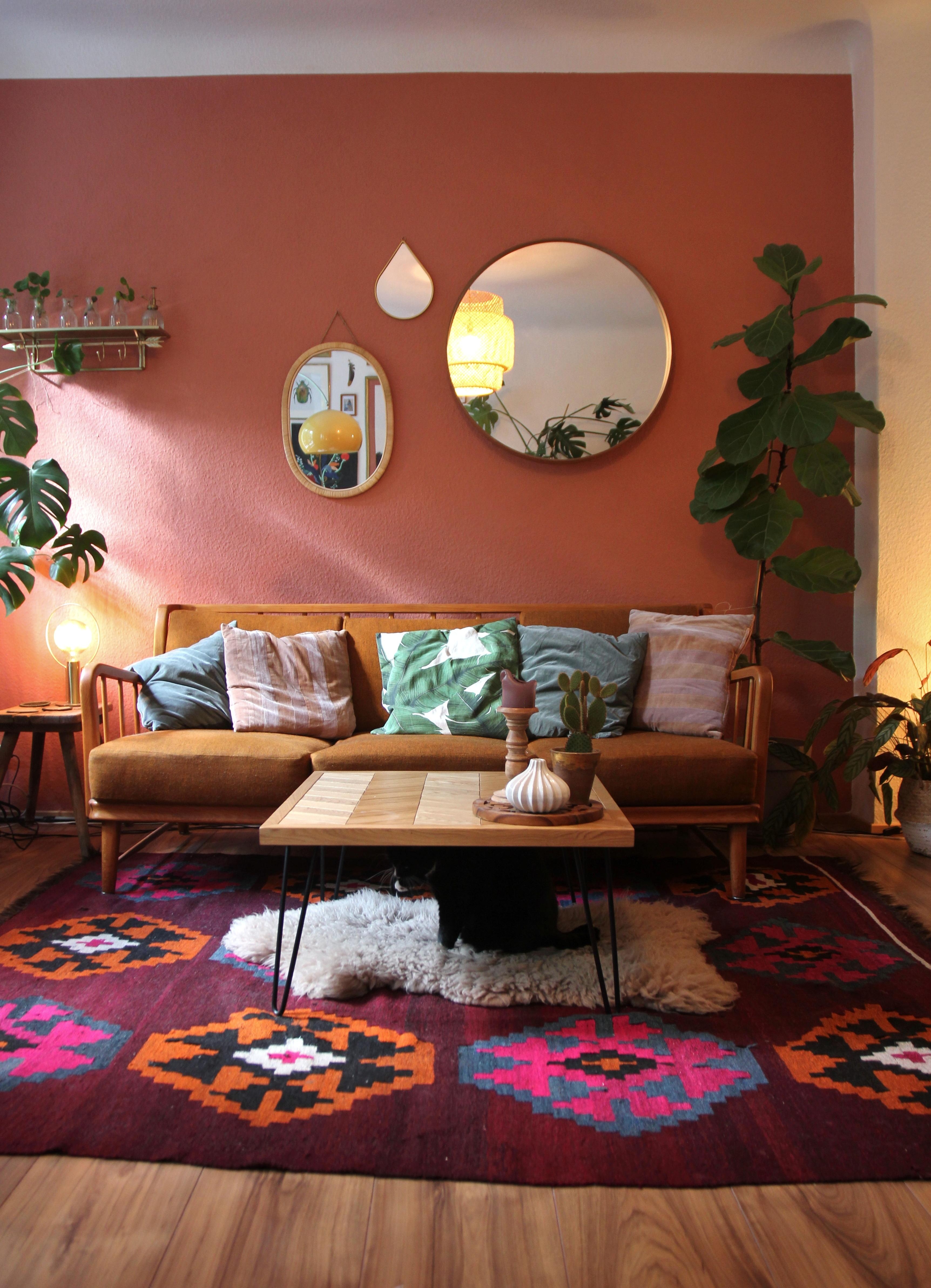 Es war mal wieder Zeit für eine Runde Möbelrücken 😊 #wohnzimmer #sofa #couch #boho #wandfarbe #couchtisch #plantgang