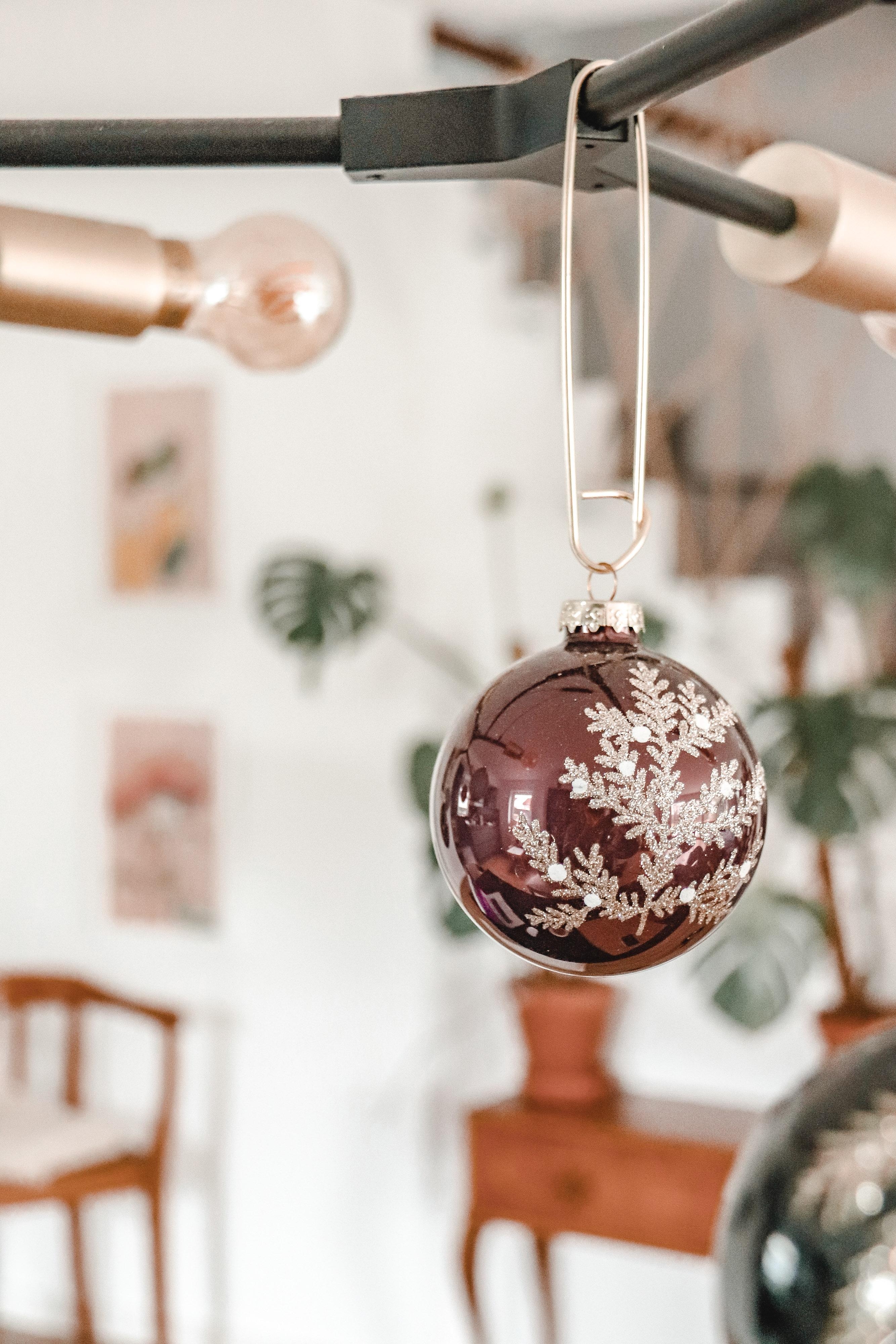 Es weihnachtet sehr. #couchliebt #weihnachten #christbaumkugel #weihnachtsbaumersatz #vintage #minimalismus #esstisch 