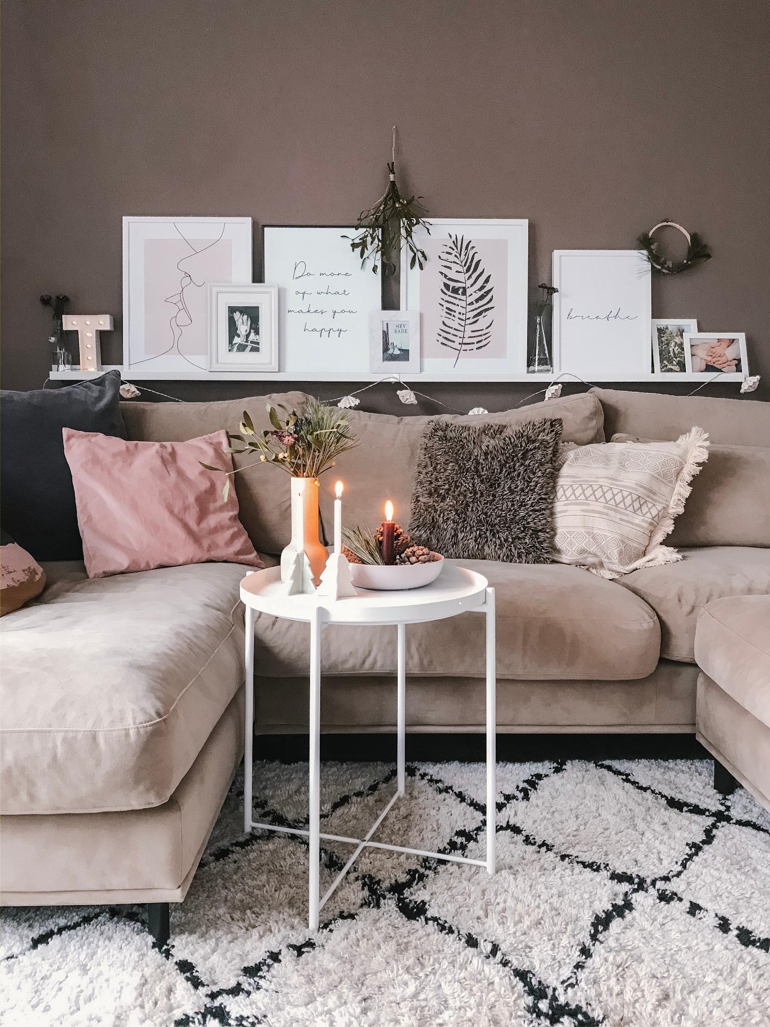 Es wird weihnachtlich im Wohnzimmer ⭐️ #couch #livingroom #wohnzimmer #weihnachtsdeko #mistelzweig