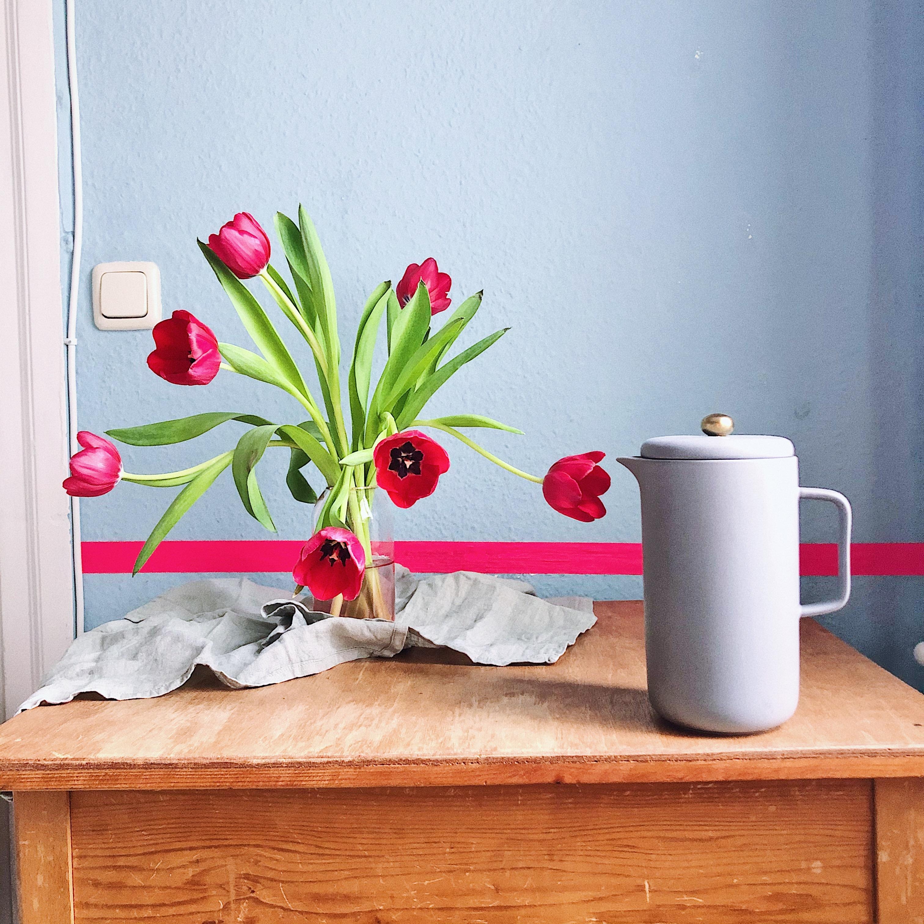 Eskalierende Tulpen sind einfach das Beste 🌷 
#Tulpen #Holztisch #Frenchpress