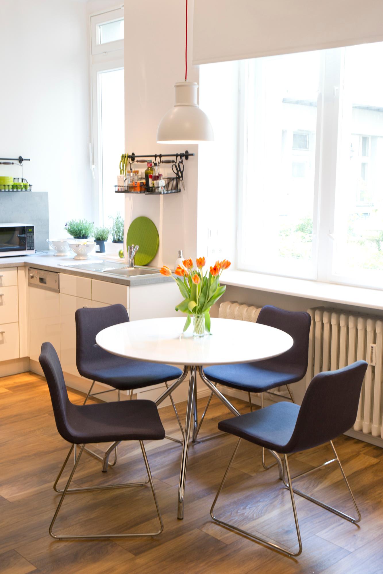 Essen, arbeiten, lesen - alles geht. #runderesstisch #esszimmerstuhl ©Fashion for Home/ Marie-Luise Manzow