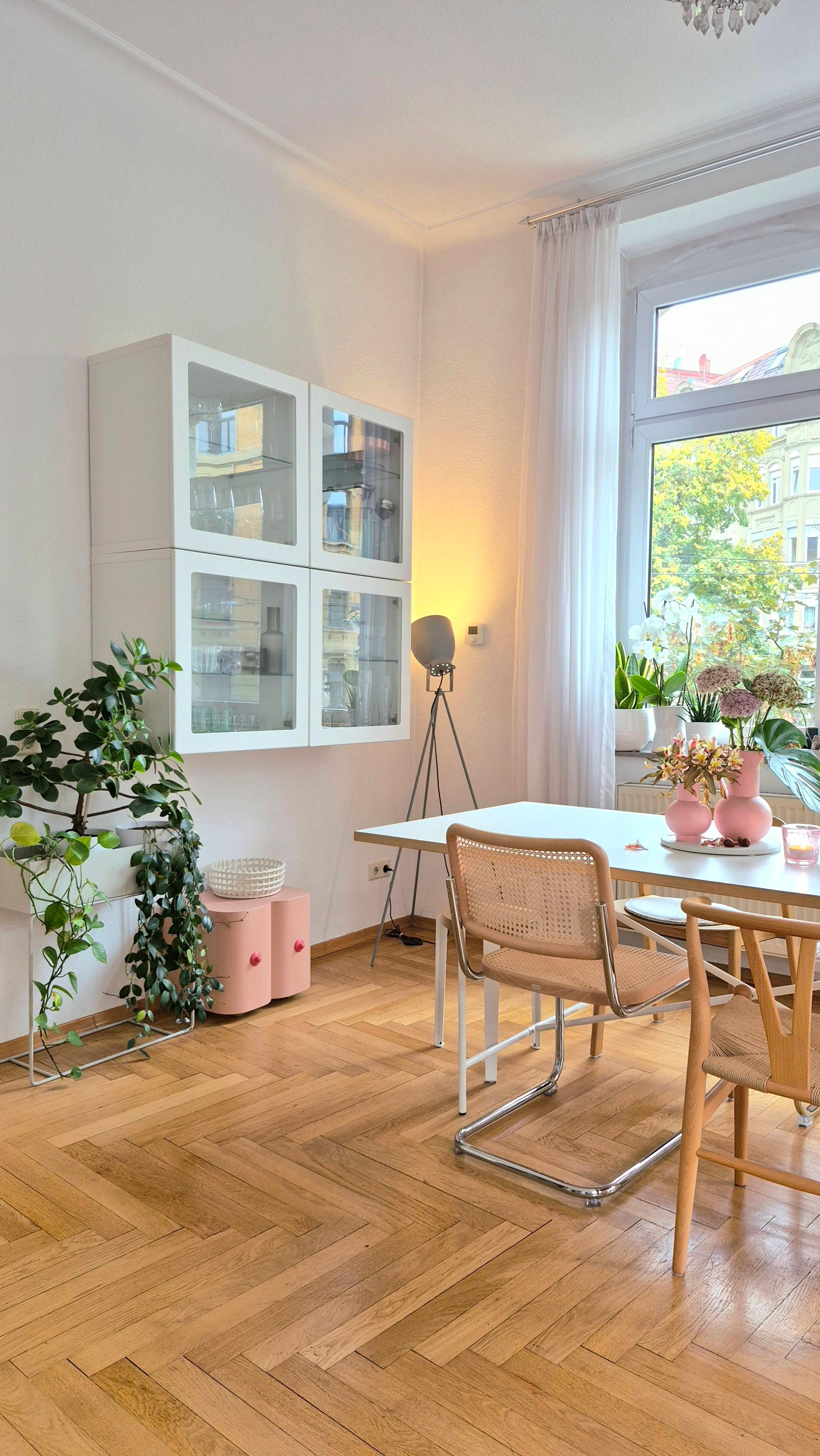 Esstisch 

#Altbau 
#Blumen 
#Vasen 
#Design 
#Regal
