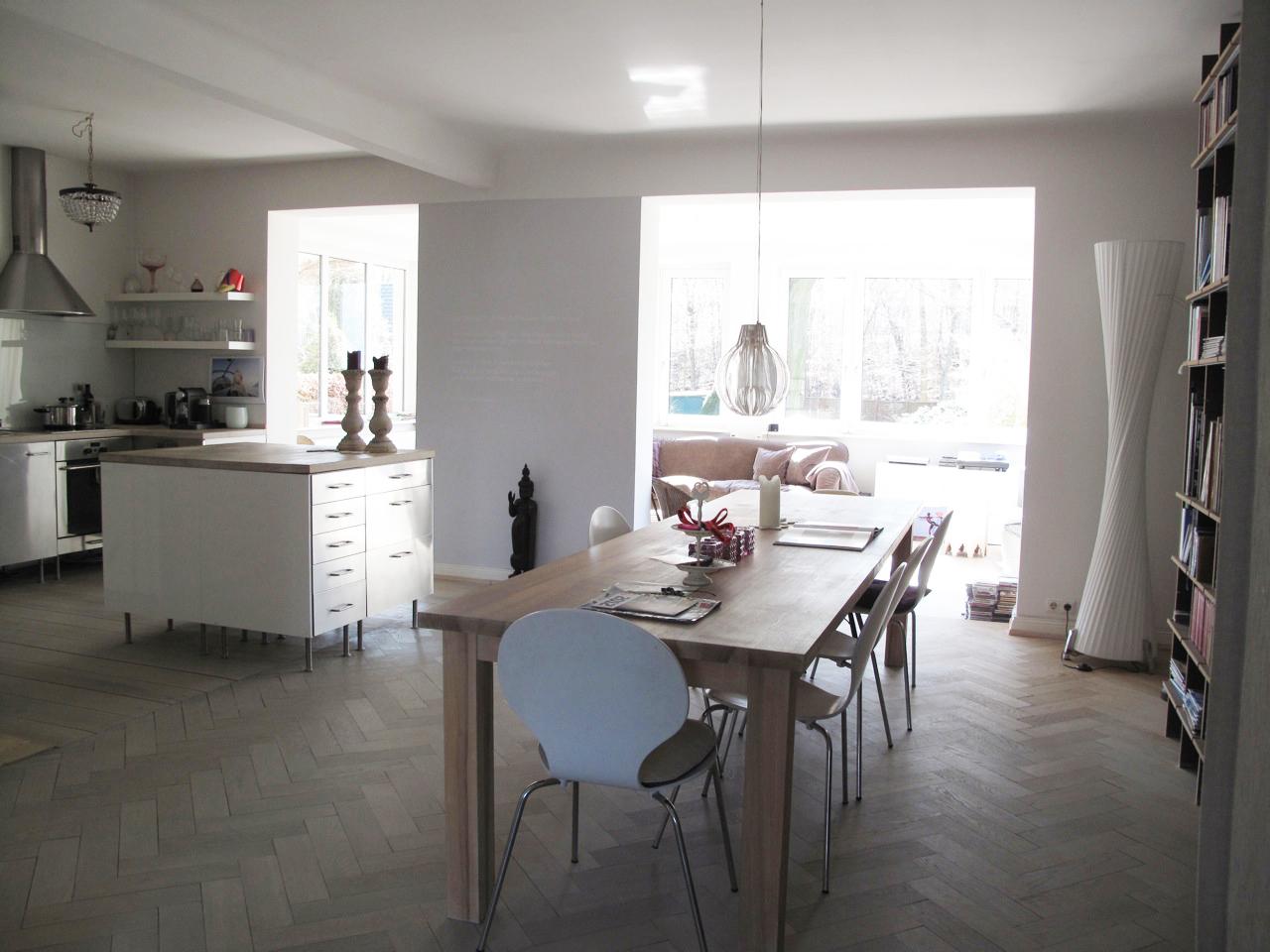 Esstisch aus Holz in der Wohnküche #wohnküche #küchenblock #küchentheke ©scout for location