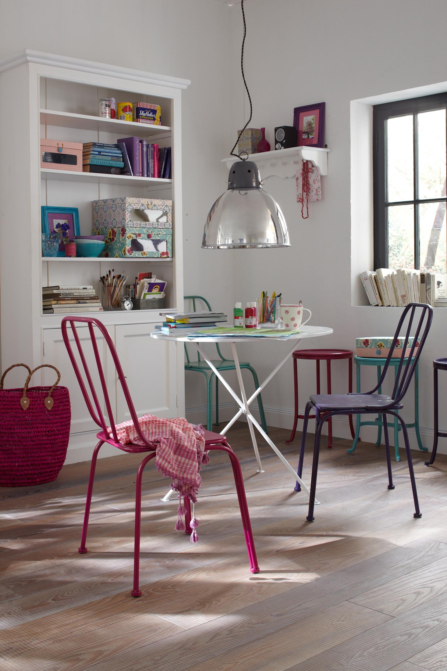 Esstisch, bunte Stühle und Hängeleuchte aus Metall #dielenboden #laminat #metallstuhl ©Car Selbstbaumöbel
