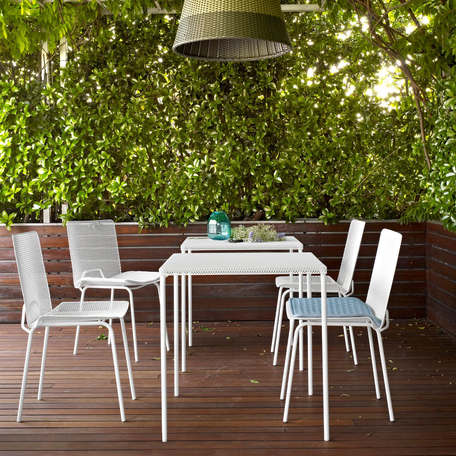 Esstisch "Grillage" für den Innen- und Außenbereich #gartenmöbel #weißerstuhl ©Ligne Roset