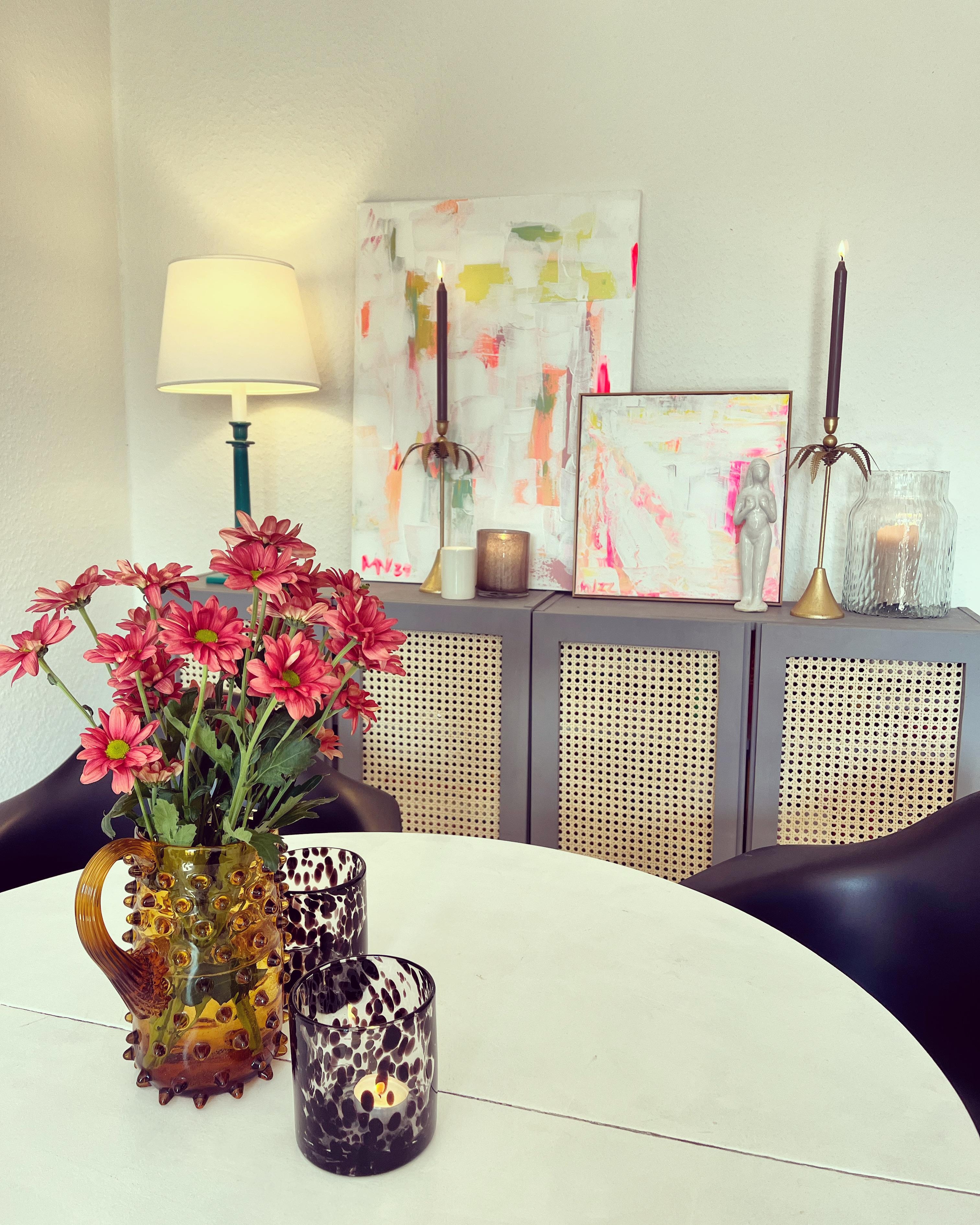 Esstisch mit Kunst und Blumen  #livingroom #kunst