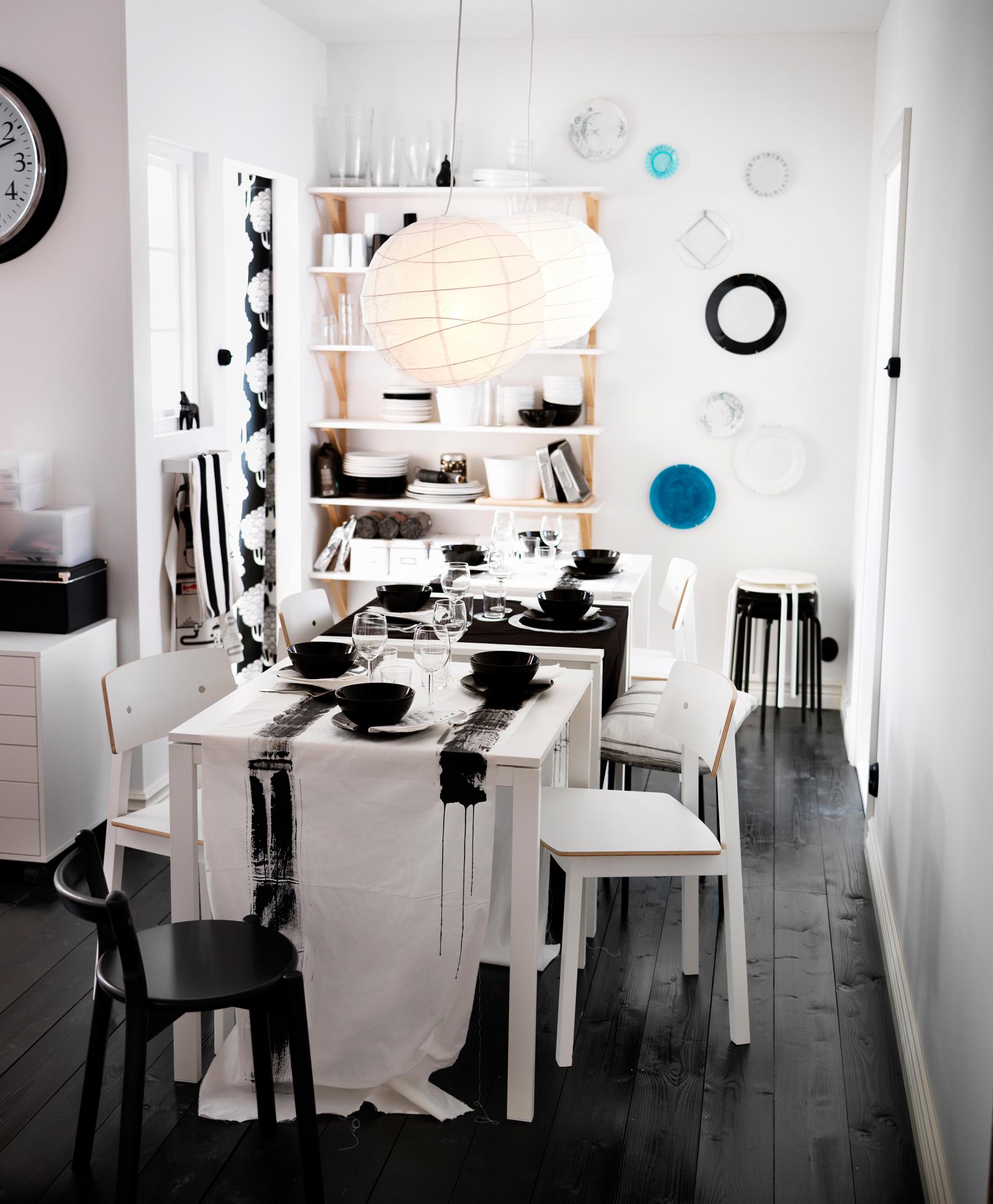 Esstisch und Deko in Schwarz-Weiß #wandgestaltung #geschirr #ikea #holzstuhl #wanddeko ©Inter IKEA Systems B.V