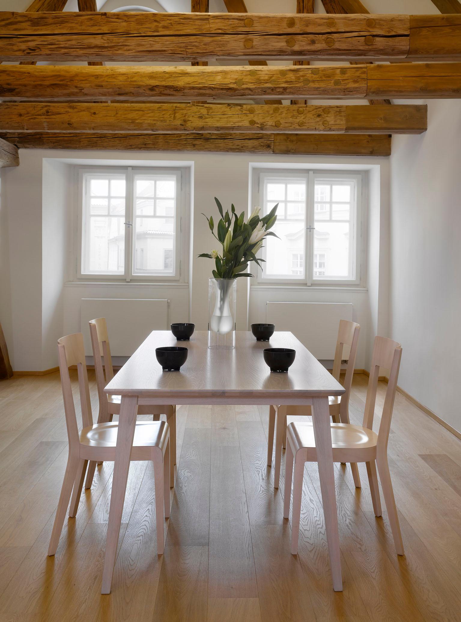 Esstisch und Stühle aus hellem Holz #dachbalken #holzstuhl ©Ton
