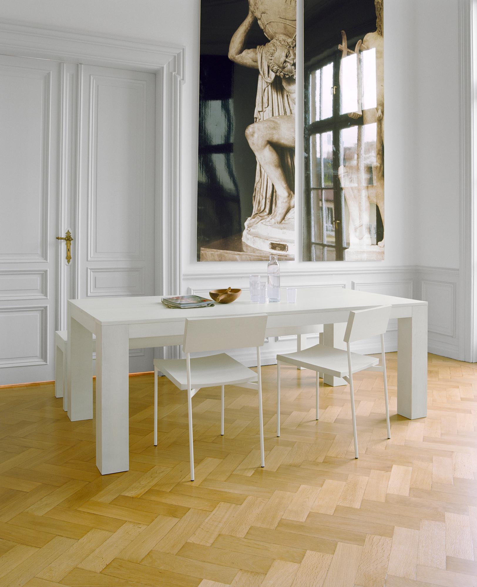 Esstisch und Stühle in Weiß #flügeltür #weißerstuhl #zimmergestaltung ©E15