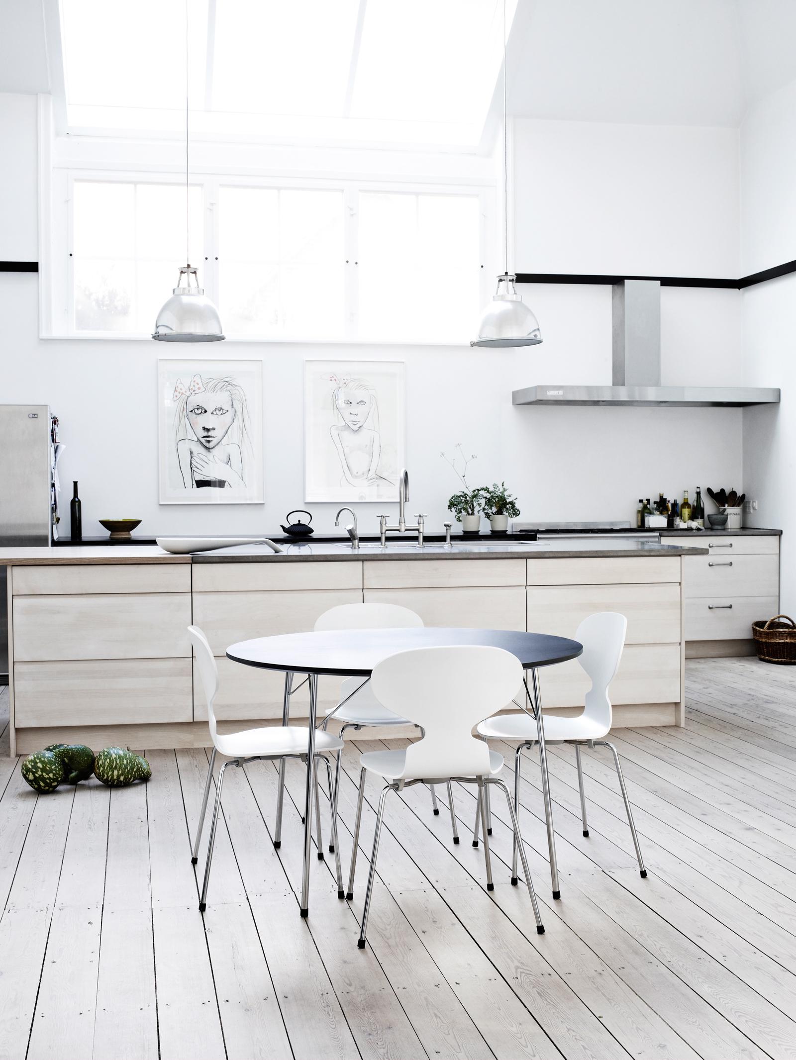 Esstisch und Stühle von Arne Jacobsen in weißer, geräumiger Küche #dunstabzugshaube #weißeküche ©Fritz Hansen/Egon Gade