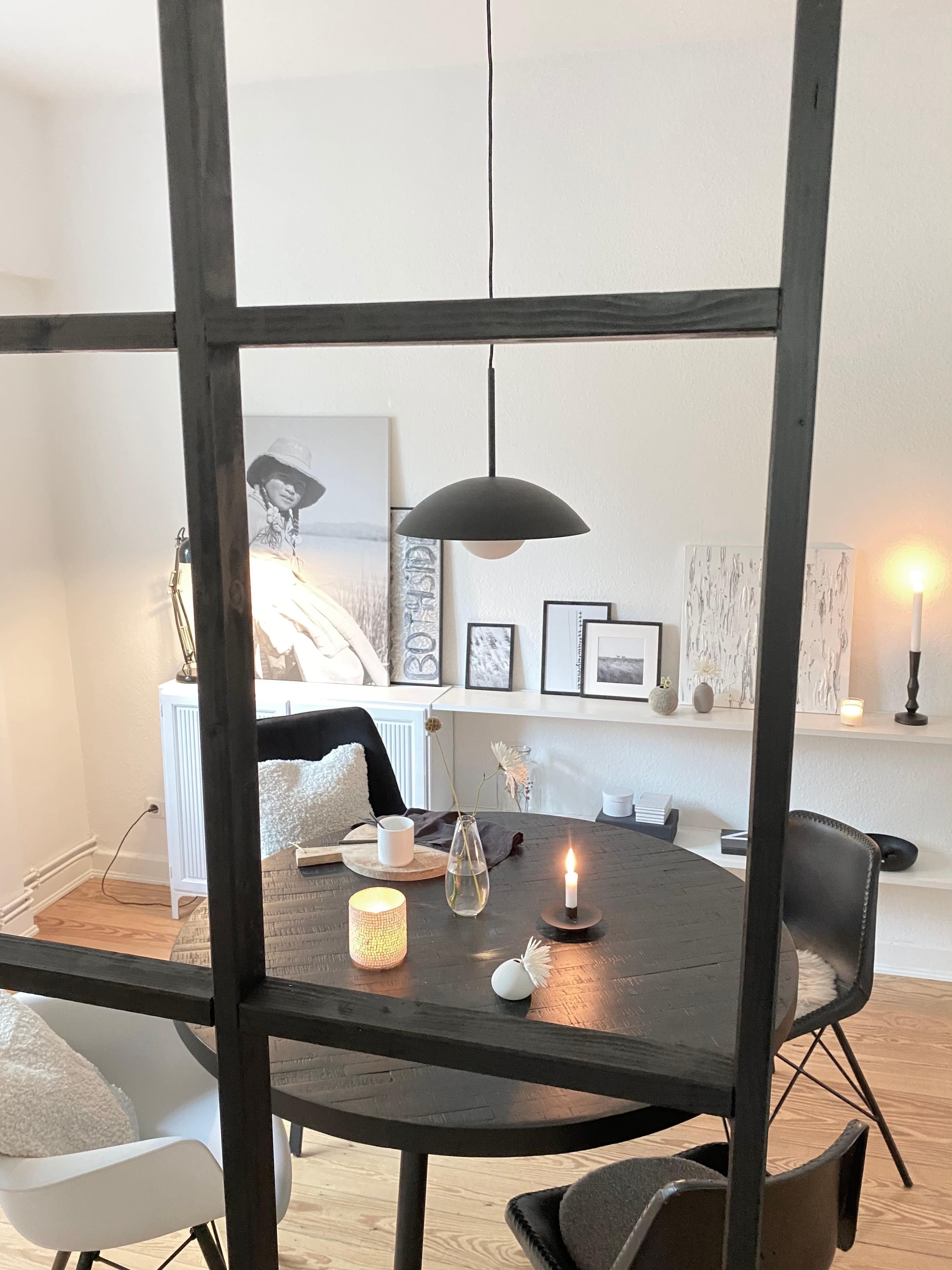 #Esszimmer #Black and White  #Minimalistisch #Holzboden #Runder Tisch #Lampe #DIY 

Neuer Durchblick ♡︎