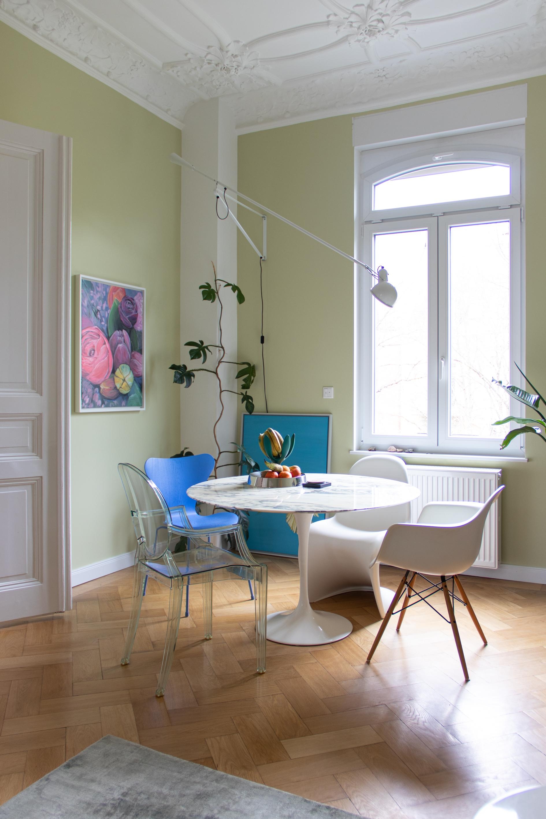 #esszimmer #esstisch #stuhl #marmor #grün #wandfarbe #couchliebt #farbenfroh #farbe #stuck #blau