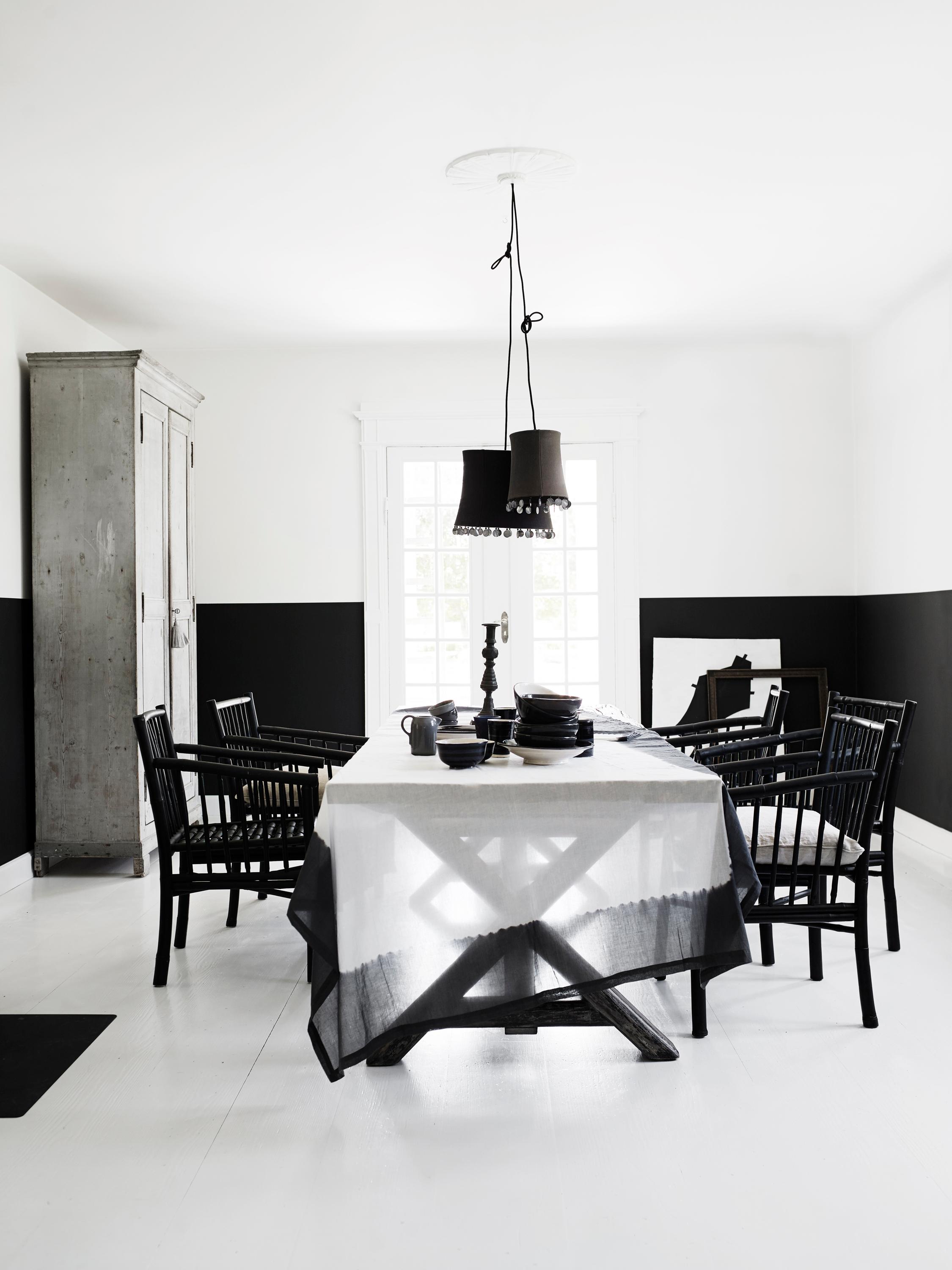 Esszimmer in Schwarz-Weiß #wandgestaltung #hängeleuchte #esszimmerstuhl #schwarzehängeleuchte ©Tine K Home