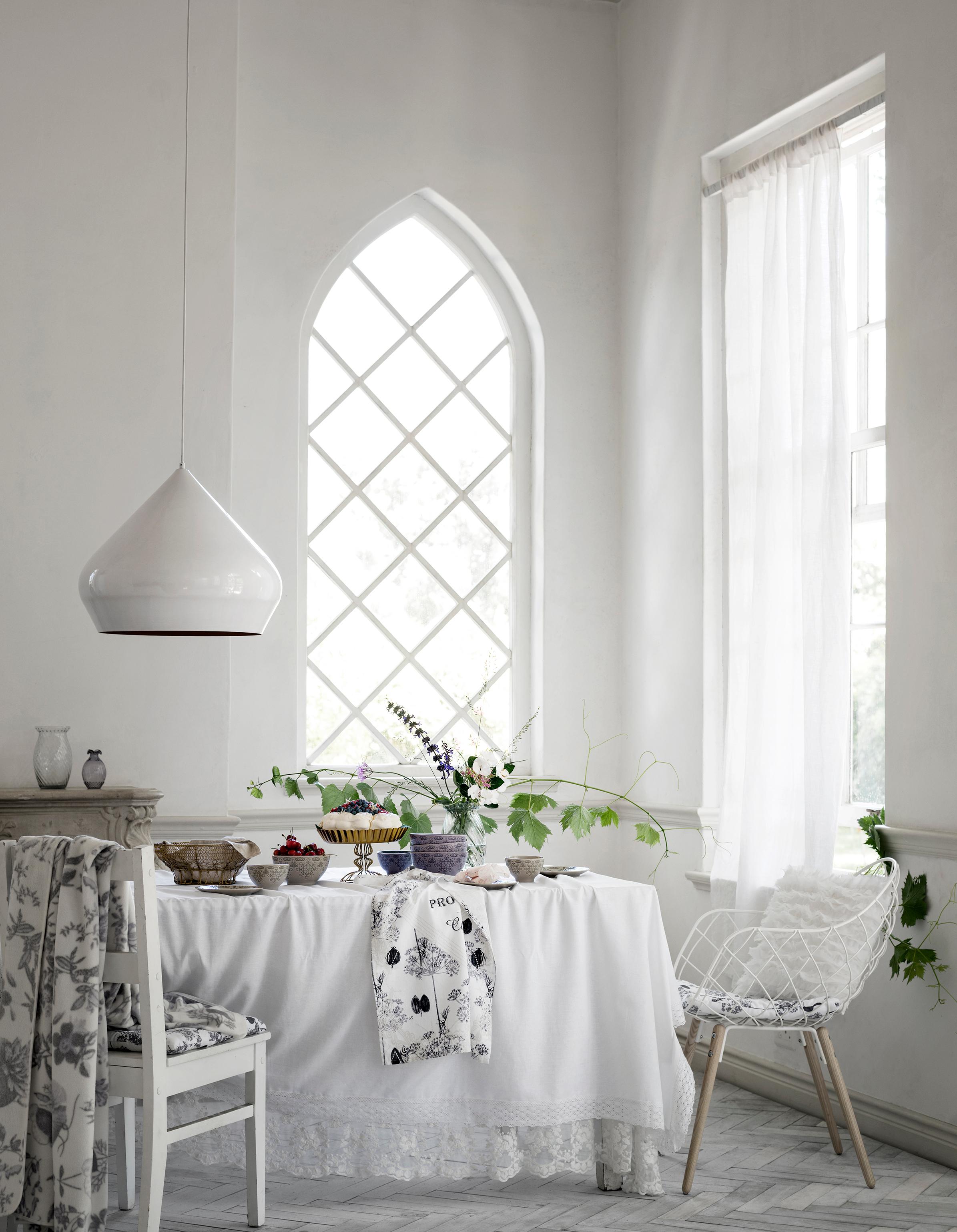 Esszimmer in Weiß #stuhl #esstisch #weißerstuhl #esszimmerstuhl ©H&M Home