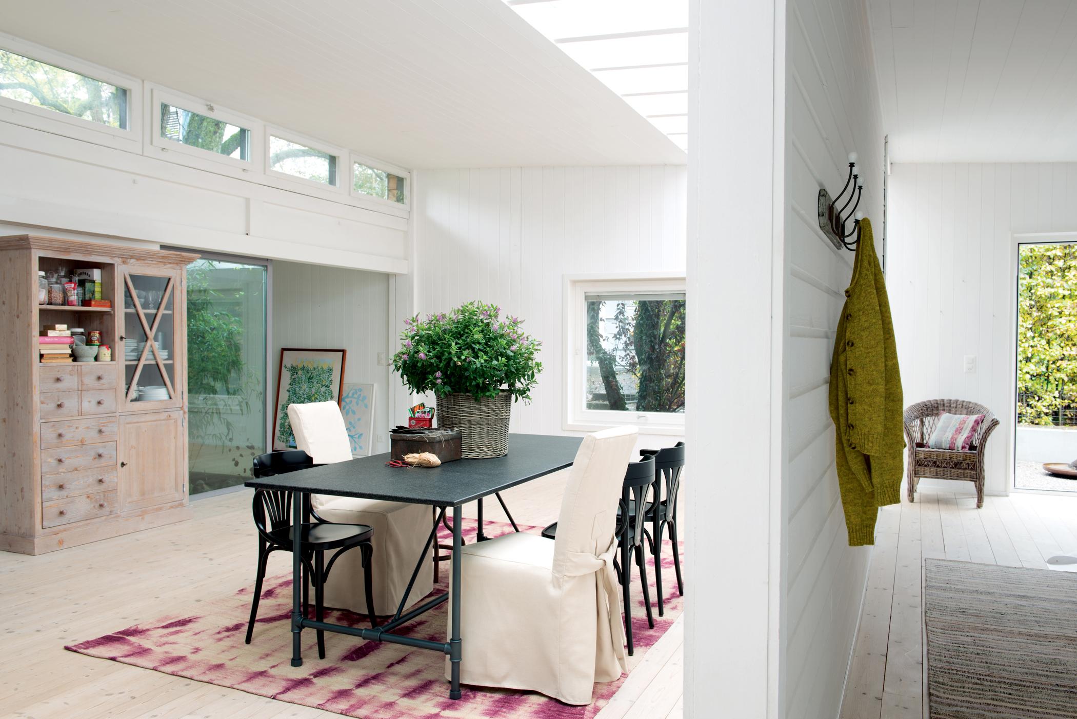 Esszimmer modern mit Weiß gestalten #stuhl #fensterfront #teppich #wohnzimmer #esstisch #schrank #stuhlhusse #hausgestaltung ©Pfister