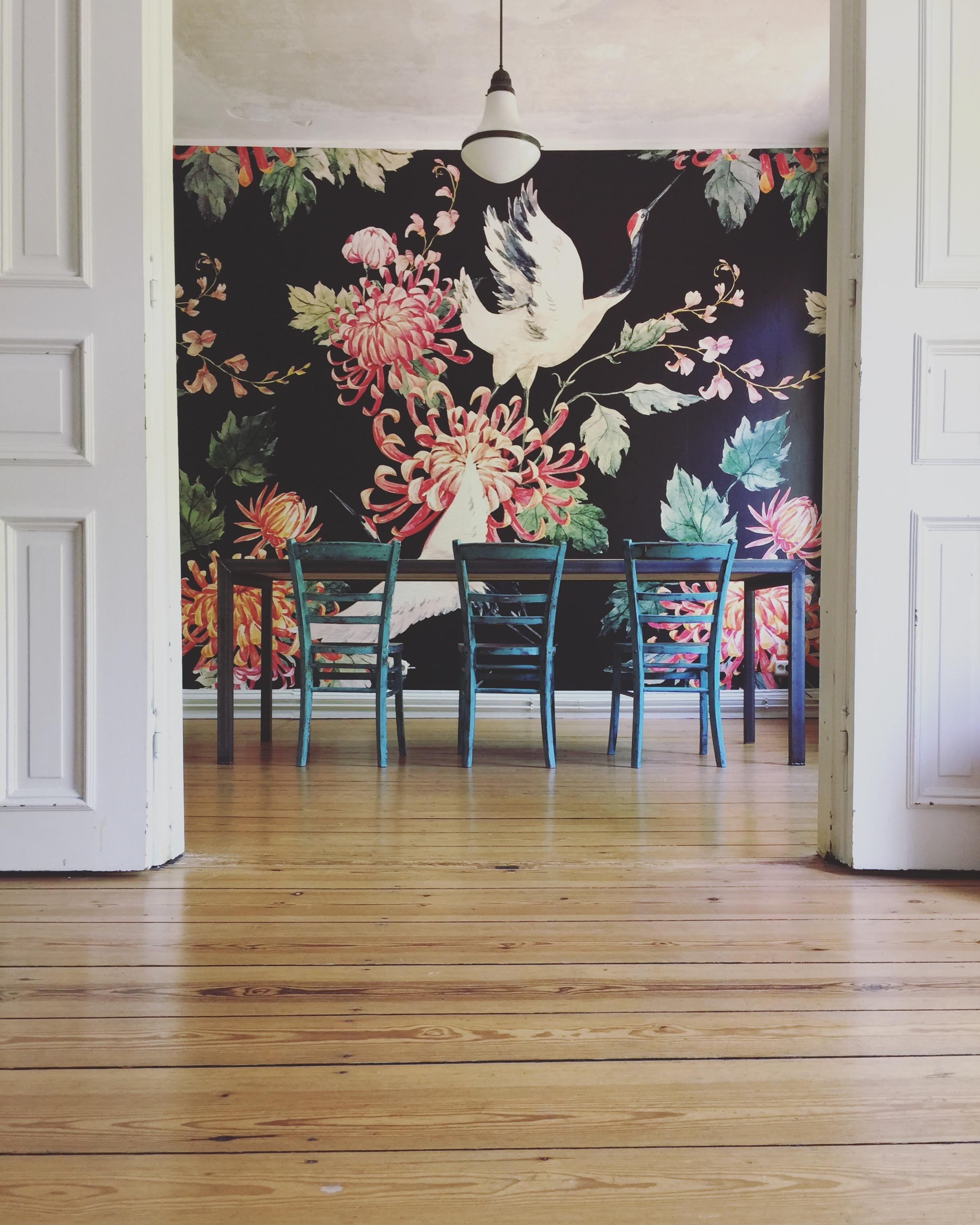 #esszimmer #table #chairs #tapte #wallpaper #colorful #altbau #couchliebt #couchstyle #lieblingsplatz
