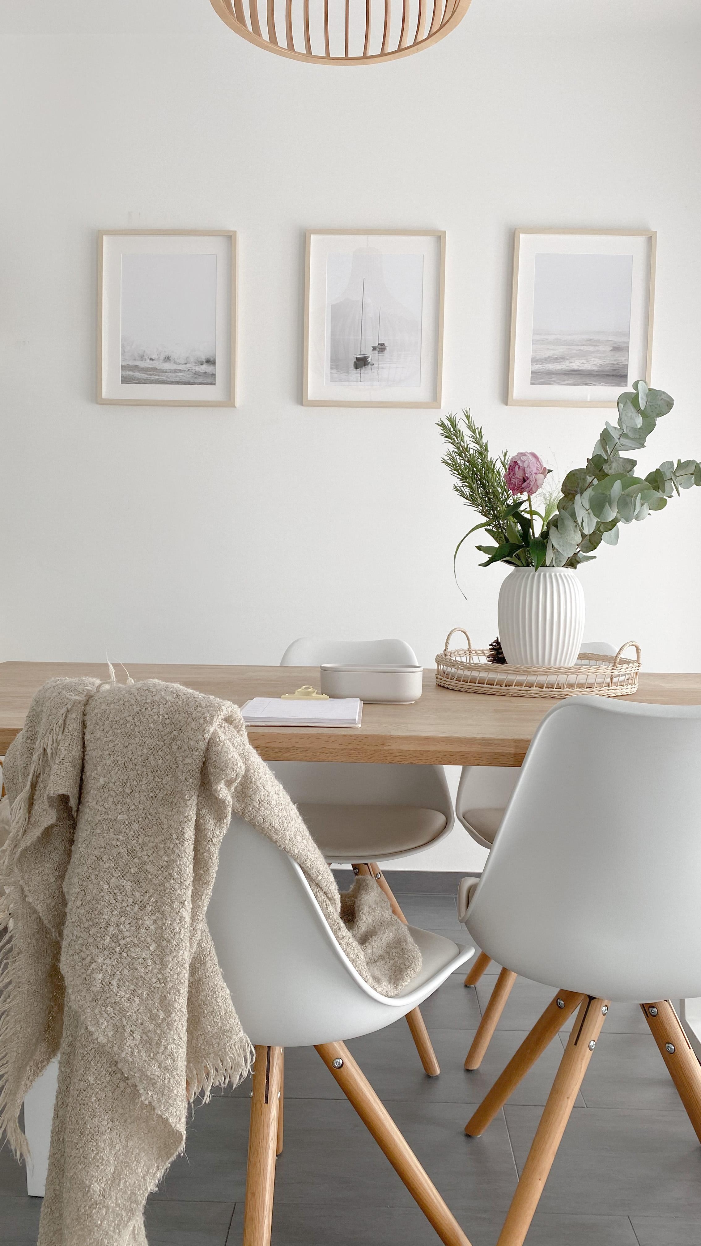 #esszimmer #wohnzimmer #minimalistisch #cozy #eukalyptus #esstisch #stühle #bilderwand