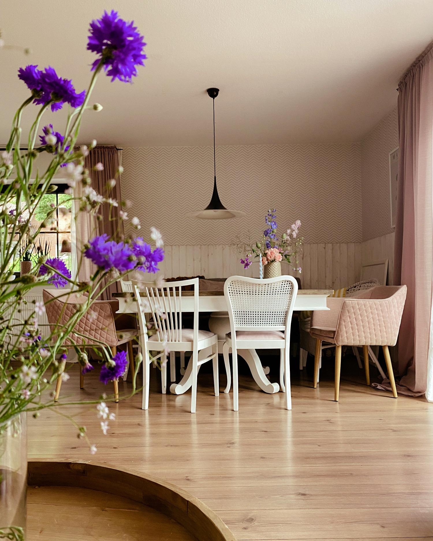 Esszimmerblick 
#diningroom#tabledecor#hyggehome#esstisch#chairmix#kornblumen