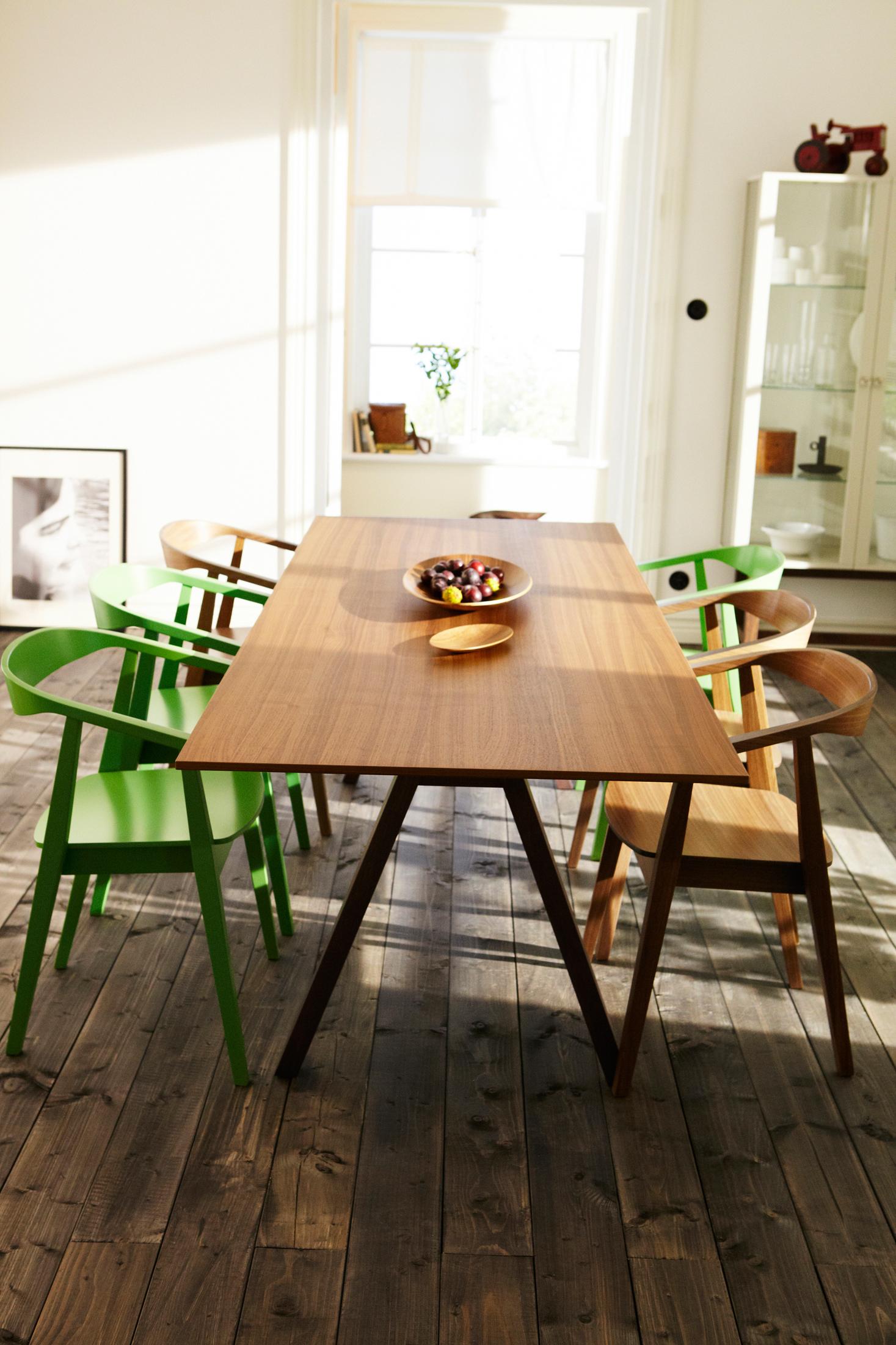 Esszimmergarnitur mit grünen und holzfarbenen Stühlen #dielenboden #ikea #holzstuhl ©Inter IKEA Systems B.V.