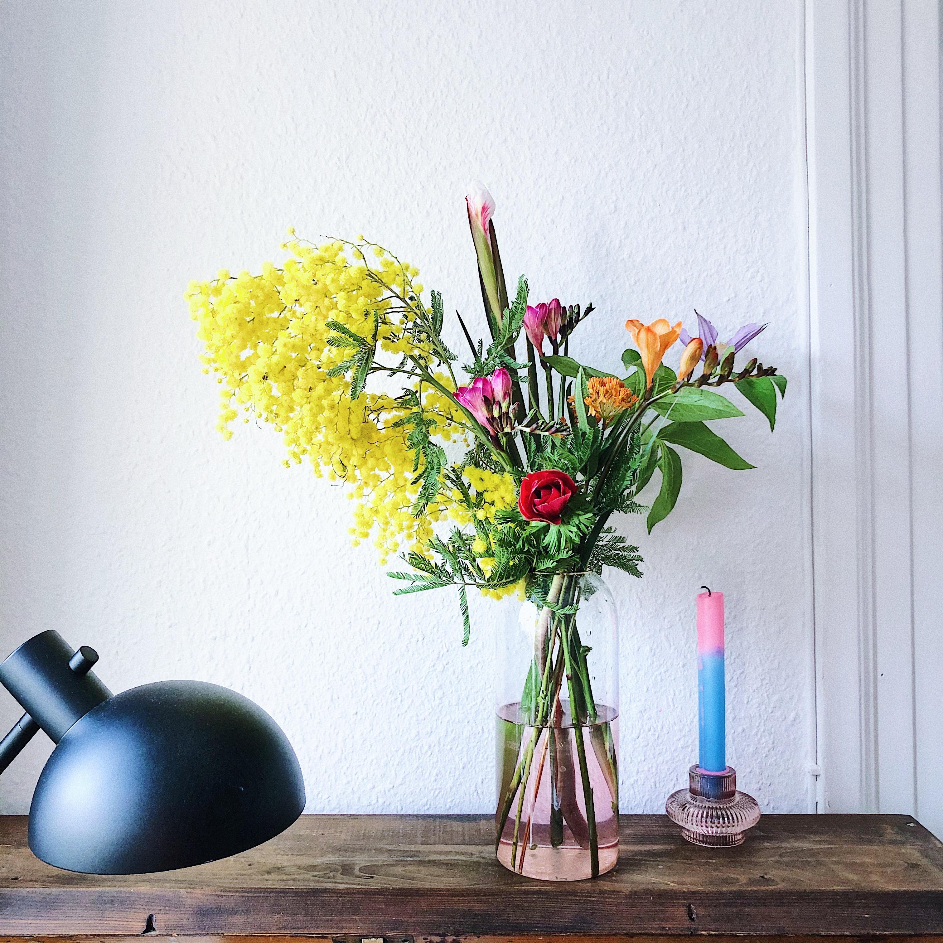 Et voilà: noch mehr Frühling 💐 
#Blumen #Blumenliebe #Vasensucht #Dyedipkerze