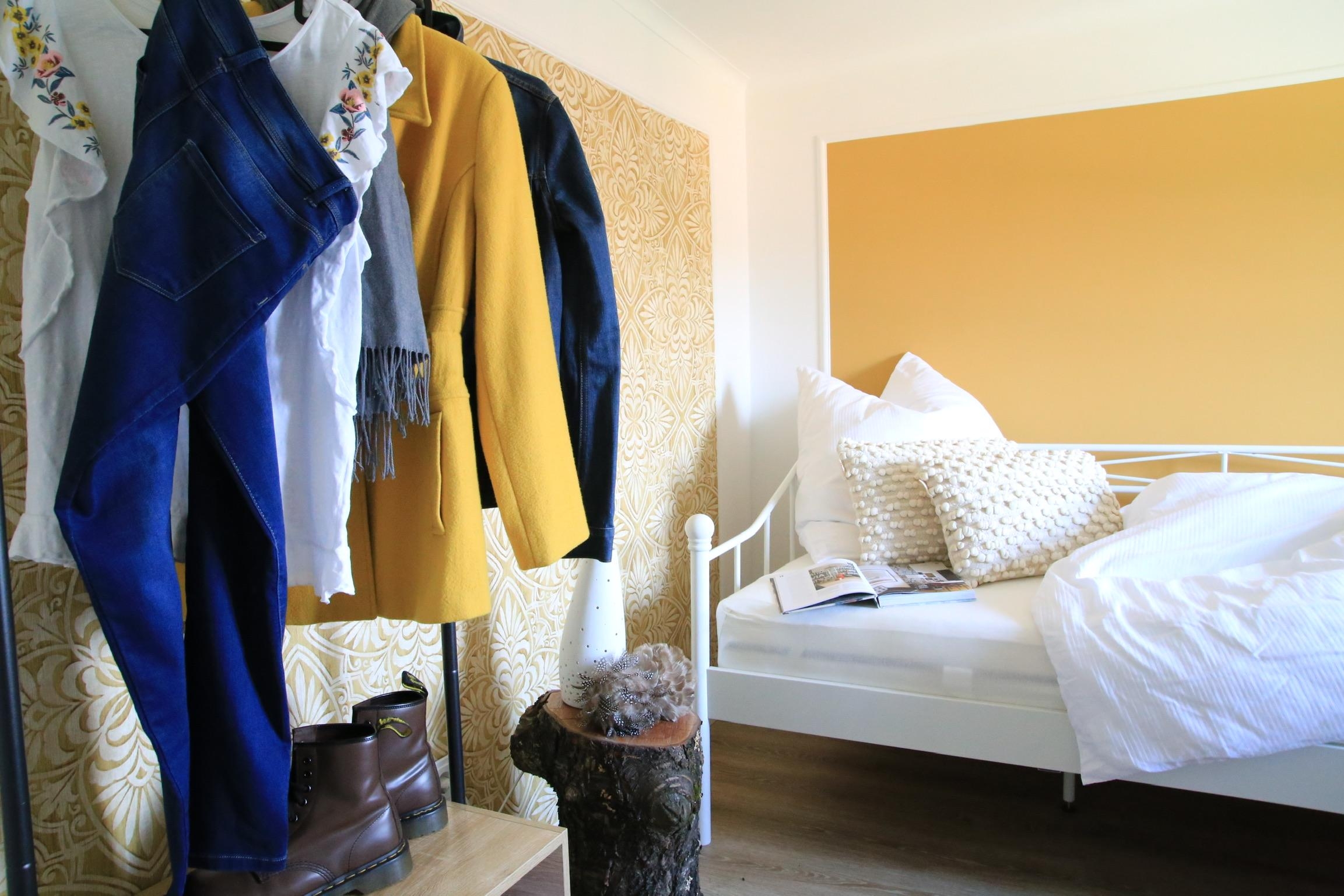 Ethno-Style #schlafzimmer #senfgelb #tapete #muster #hakunamatata #wandfarbe #beige #natur #holz #inspiration #details