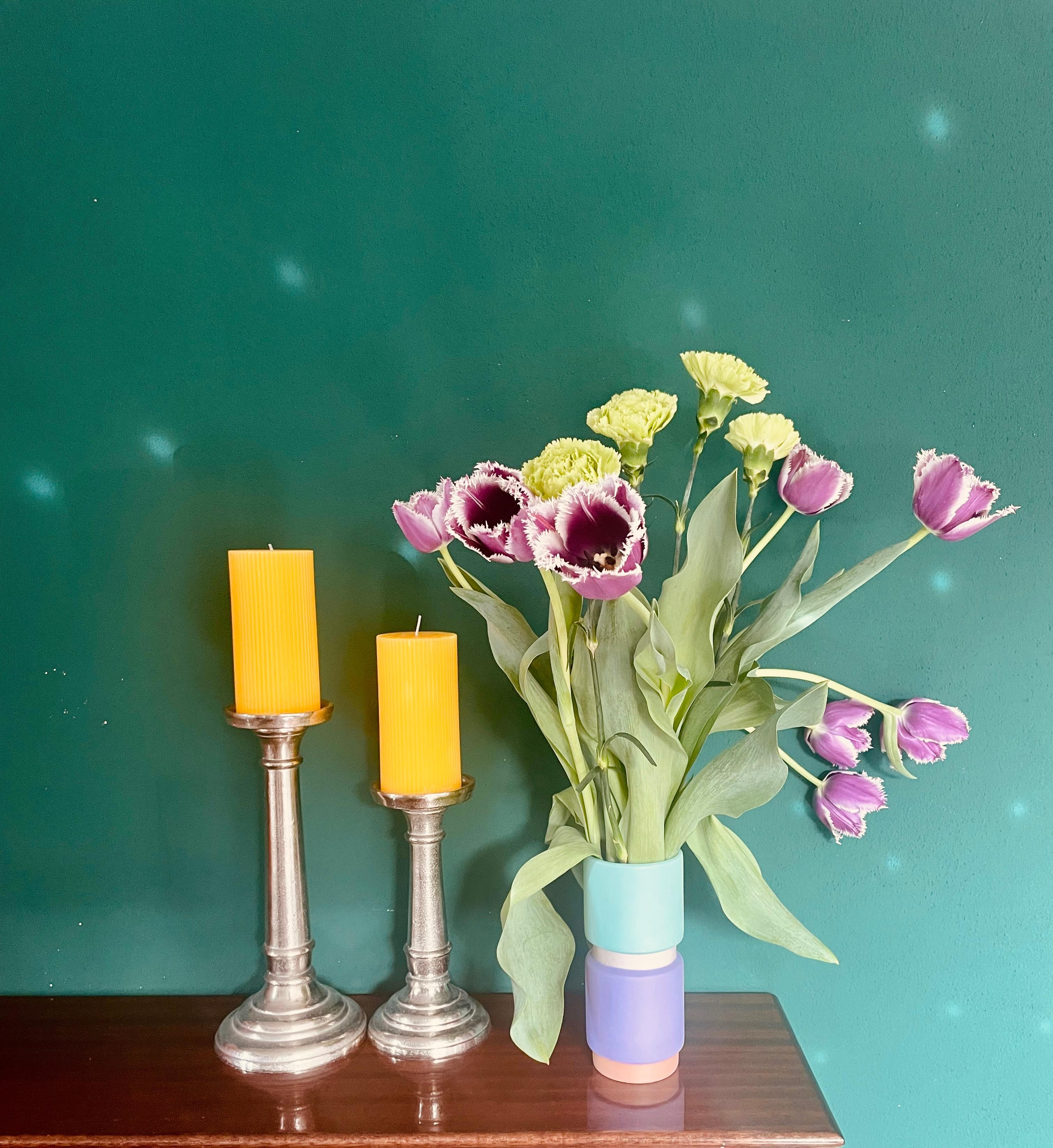 Etwas Farbe bitte... #grünewand #wandfarbe #vase #frühling #farben #colorpop 