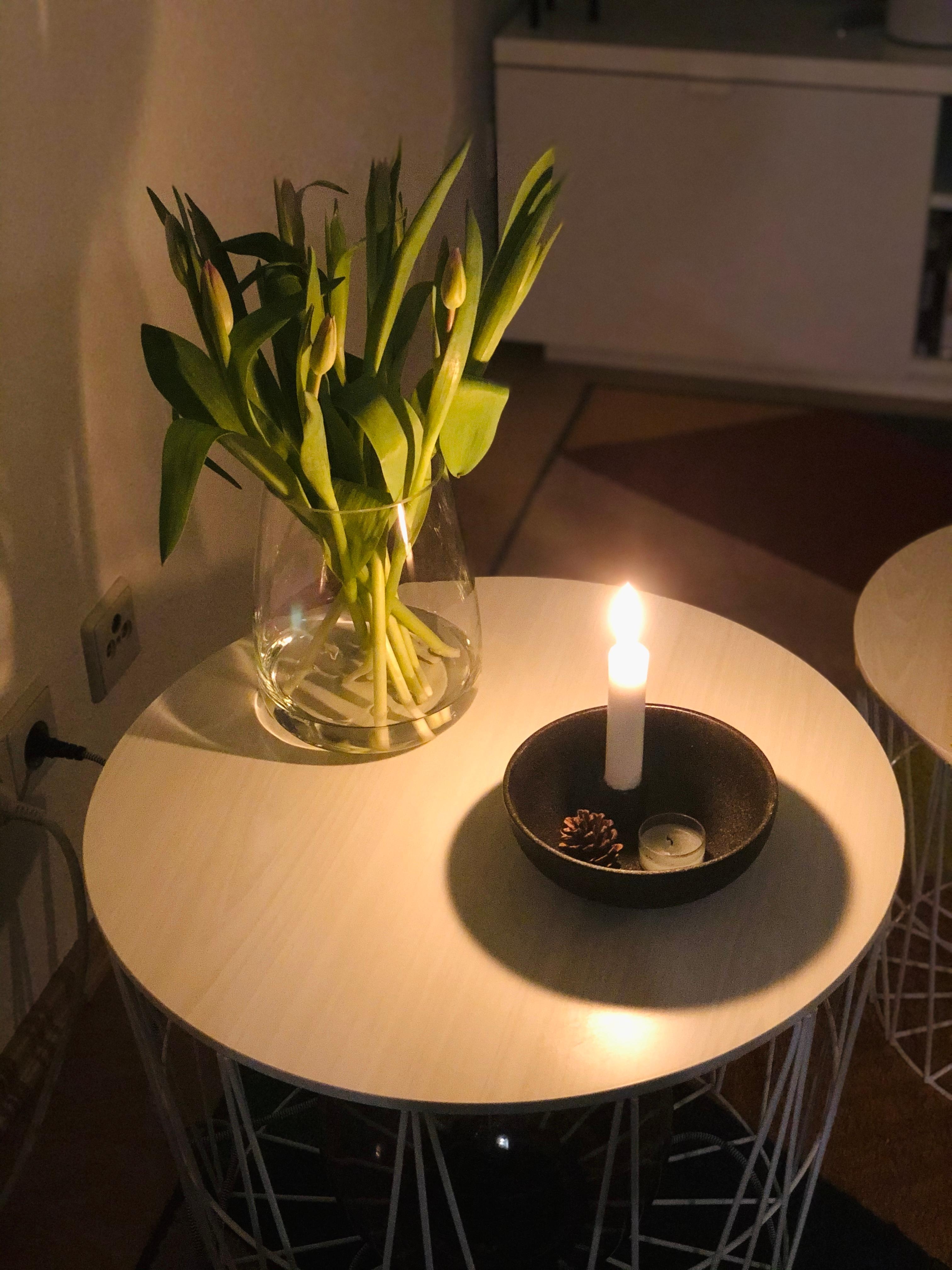 Etwas Frühling und etwas Winter. #tulips #kerzenschein #lidatorp #gemütlich #cozy