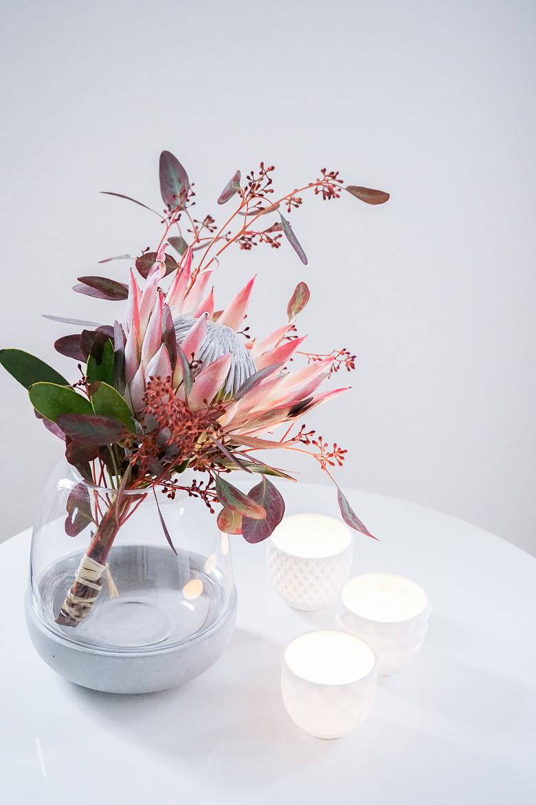 Eukalyptus & Protea-Liebe in der neuen BoConcept Vase 
#deko #eukalpytus #protea