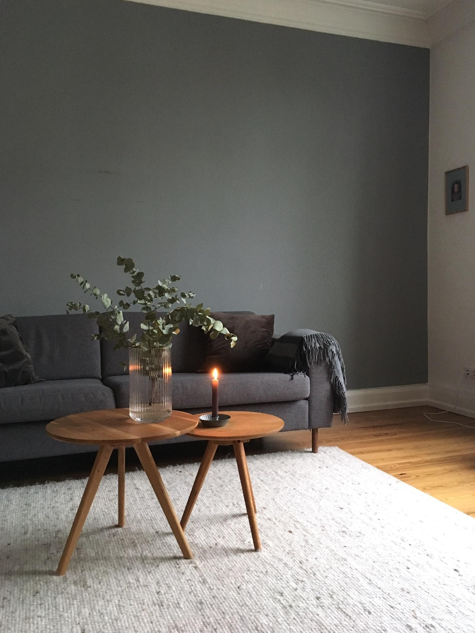 eukalyptusliebe #blumen #flowers #eukalyptus #wohnzimmer #couch #grau #living #dekoidee #altbau #stimmung #minimalismus 