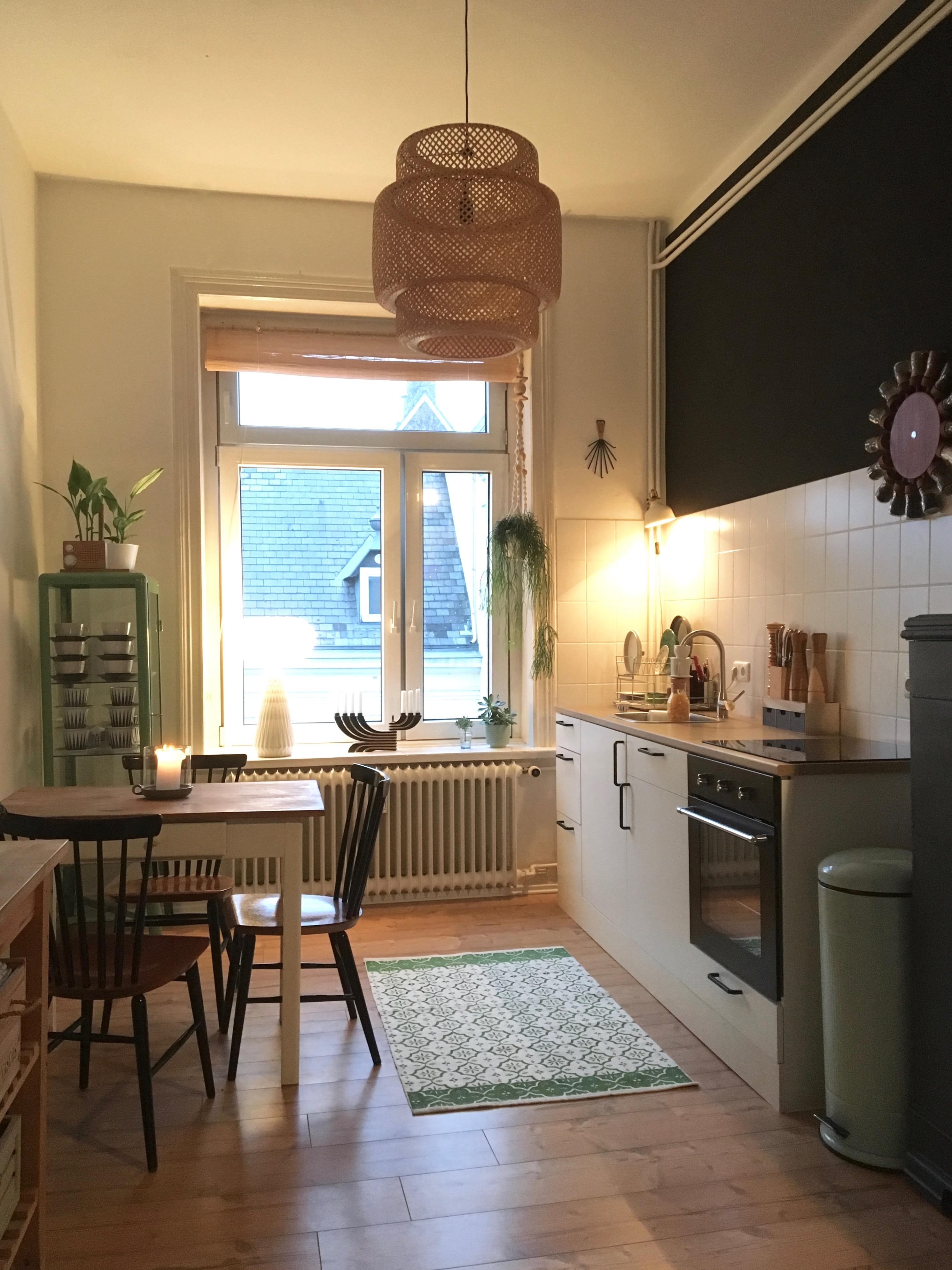 Evening mood in our kitchen 🖤
#kitchen #keramik #blackwall #vintage #altbauwohnung #interior #midcentury