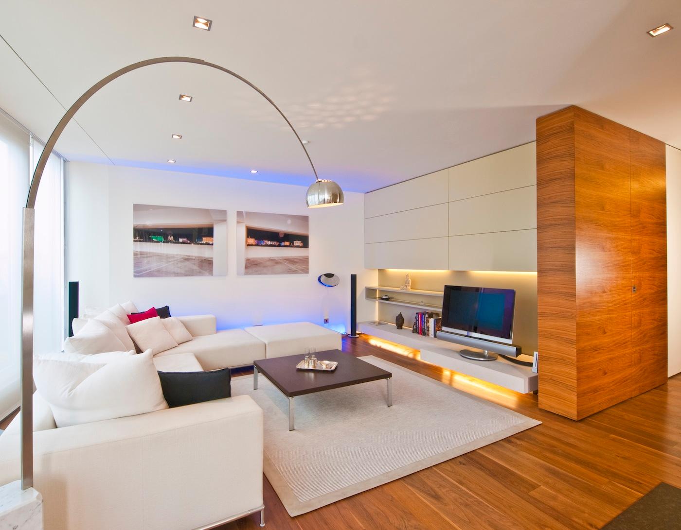 exclusives Wohnloft #couchtisch #loft #sofa #indirektebeleuchtung #wandbild #wohnwand #offenerwohnbereich #tvboard ©www.peters-fotodesign.com