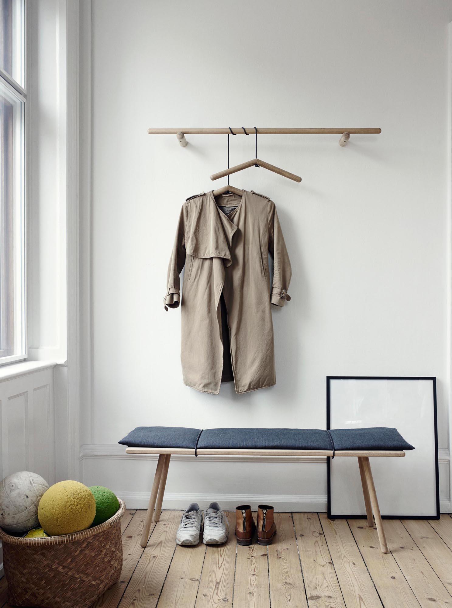 Extravagante Garderobe für den Hausflur #garderobe #gepolstertebank #schuhbank ©Skagerak