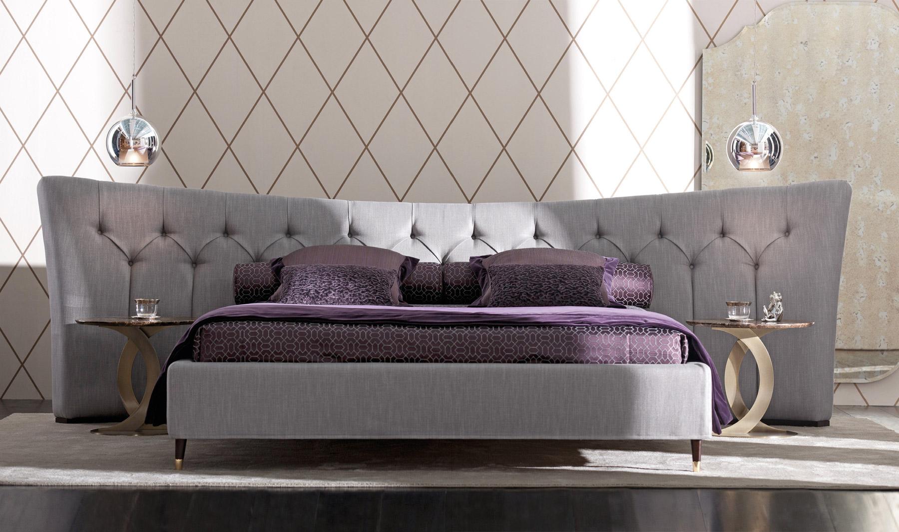 Extravagantes Bett mit auffälligem Kopfteil #tagesdecke #nachttisch #pendelleuchte #matratze ©Signature Home Collection